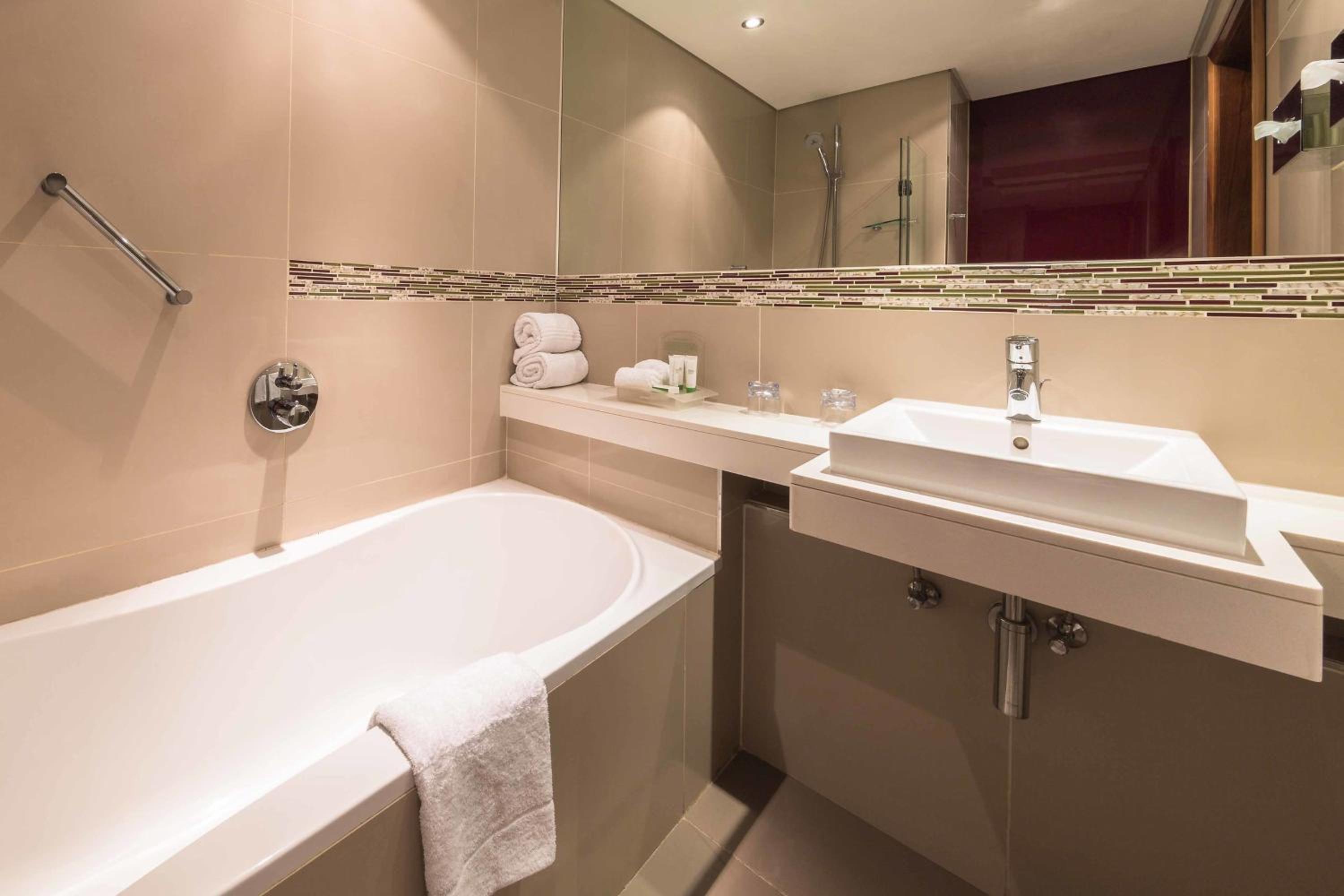 Standard Twin Room thumbnail 5