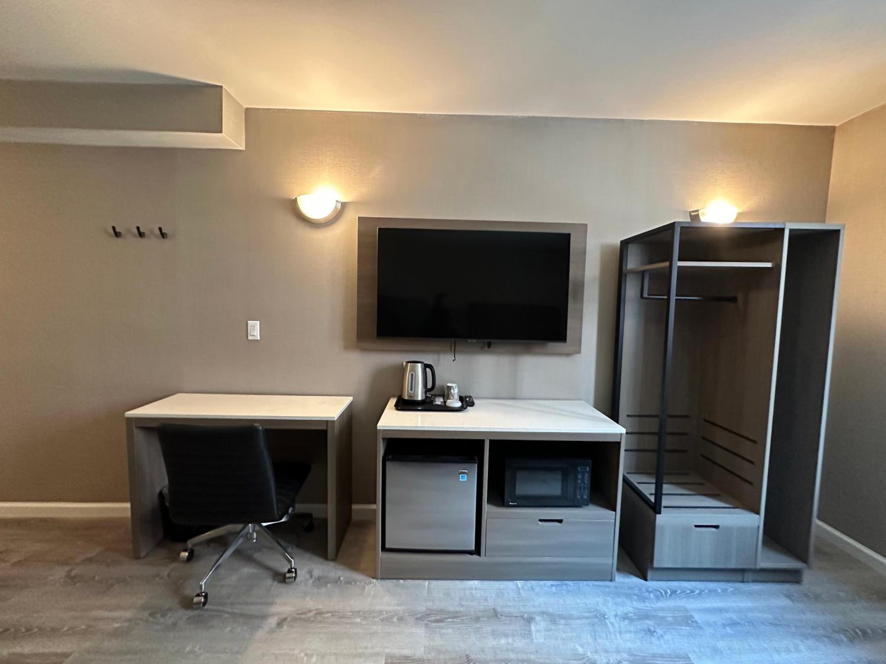 Standard King Room - Photo 7