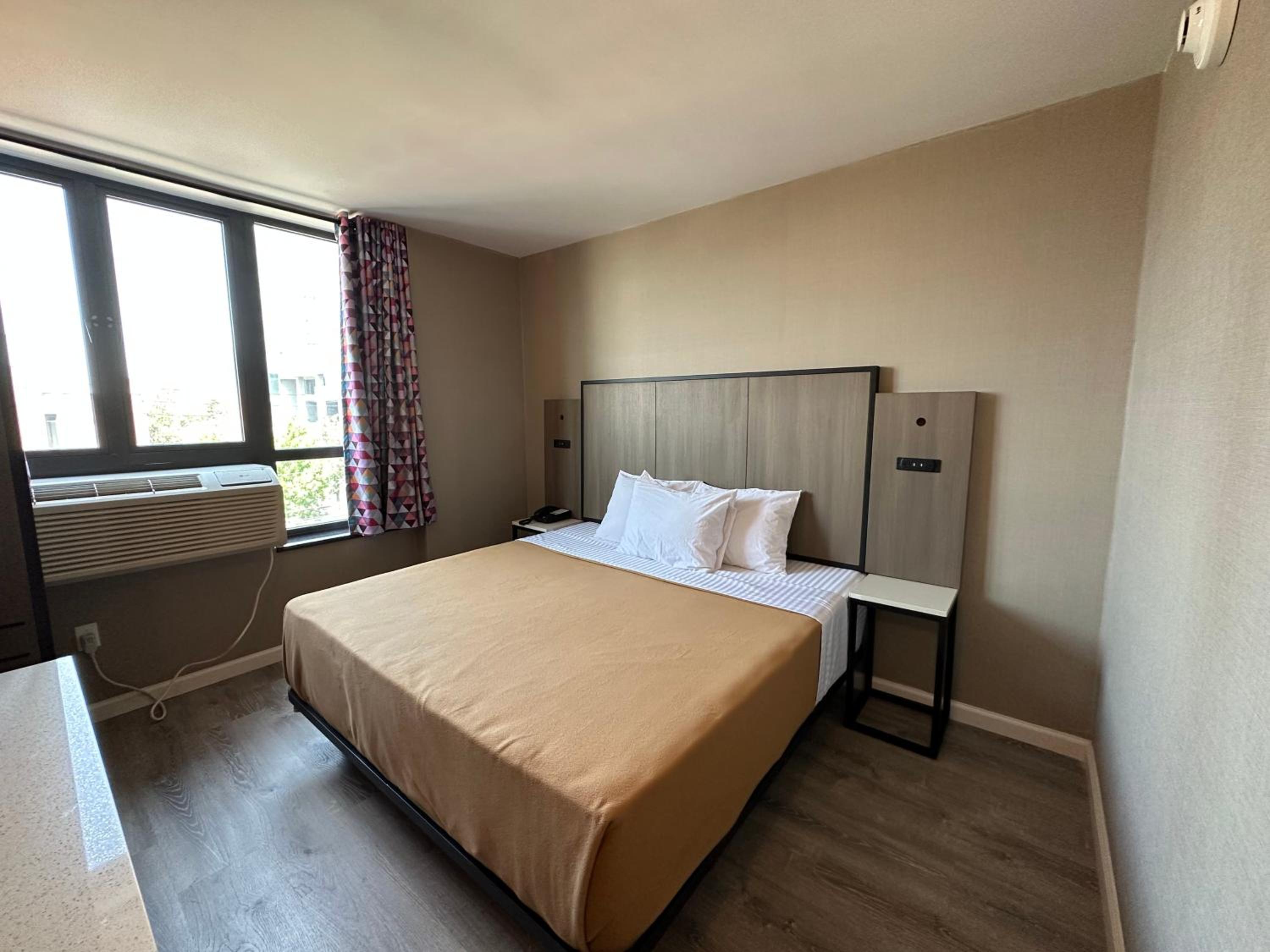 Standard King Room - Photo 5