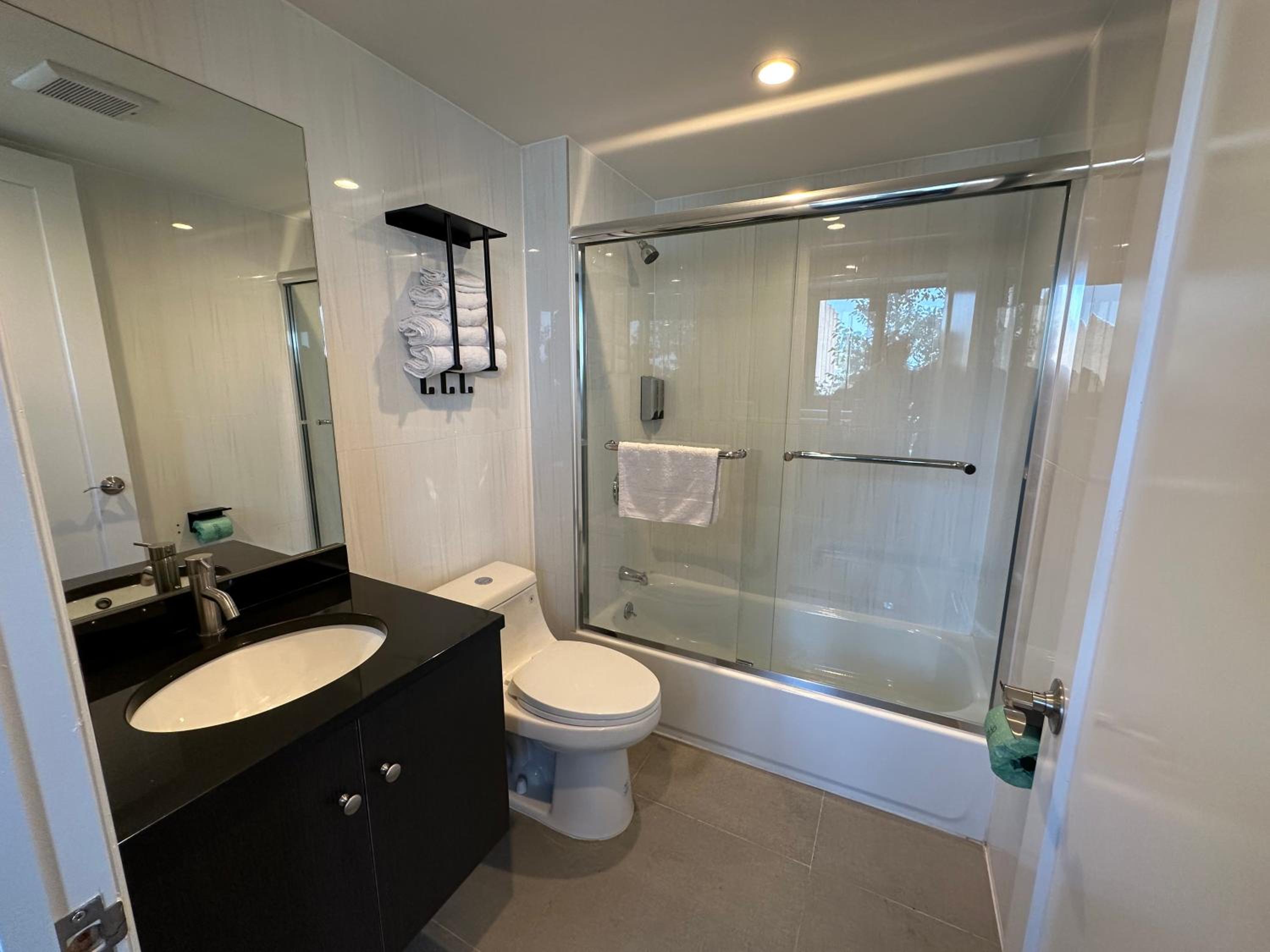 Standard King Room - Photo 10