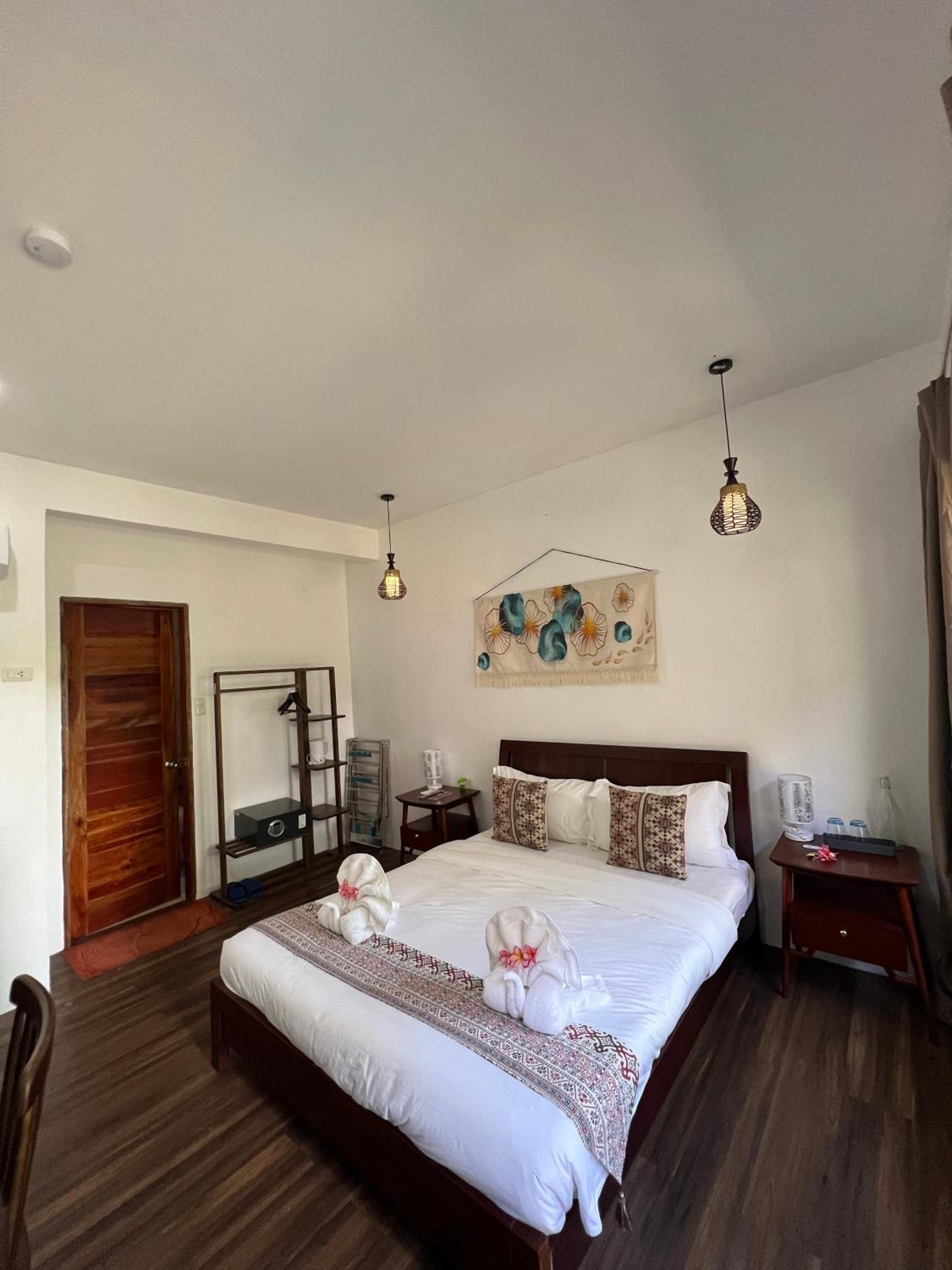 Standard Queen Room - Photo 9