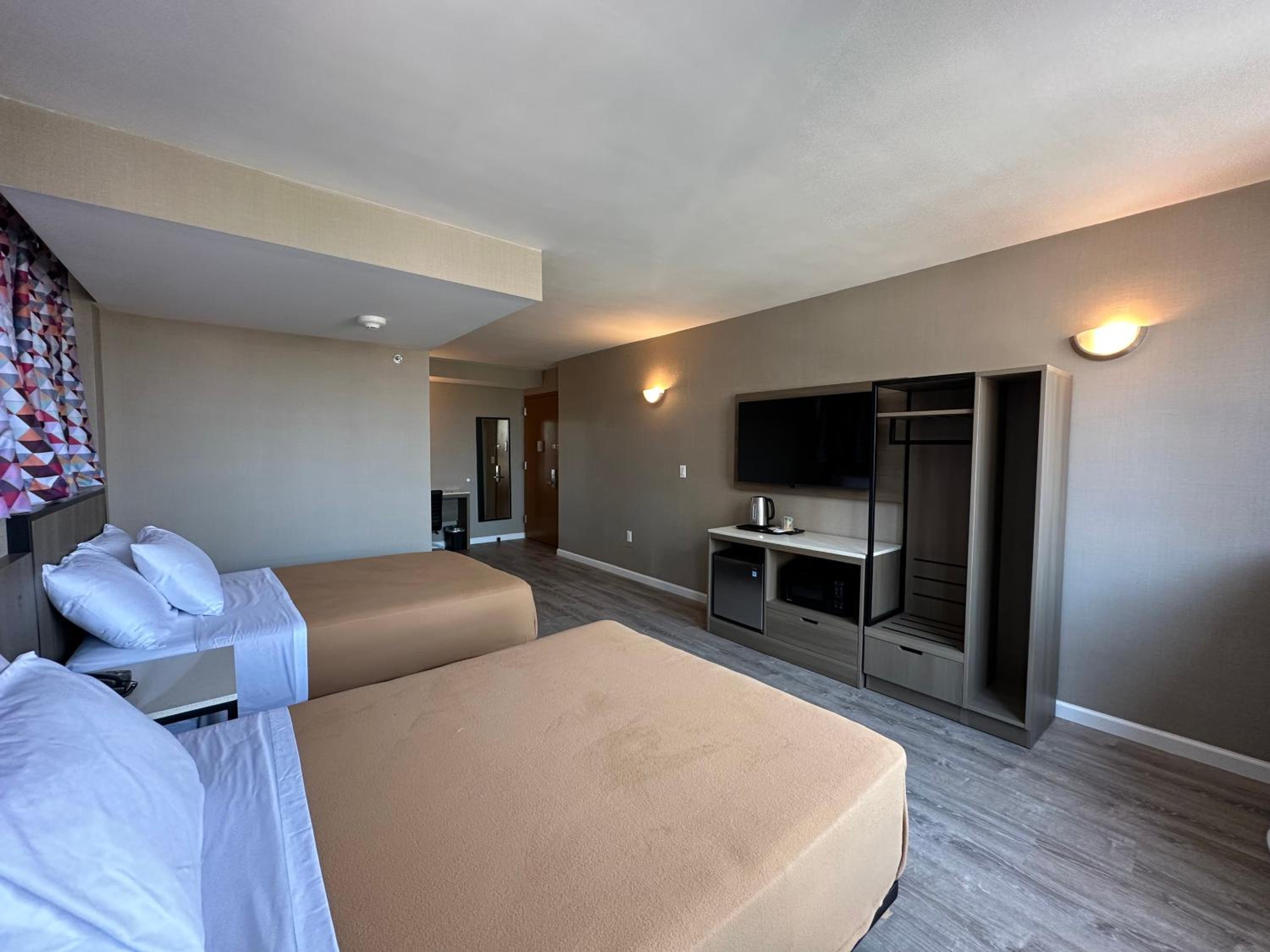 Deluxe Queen Suite - Photo 16