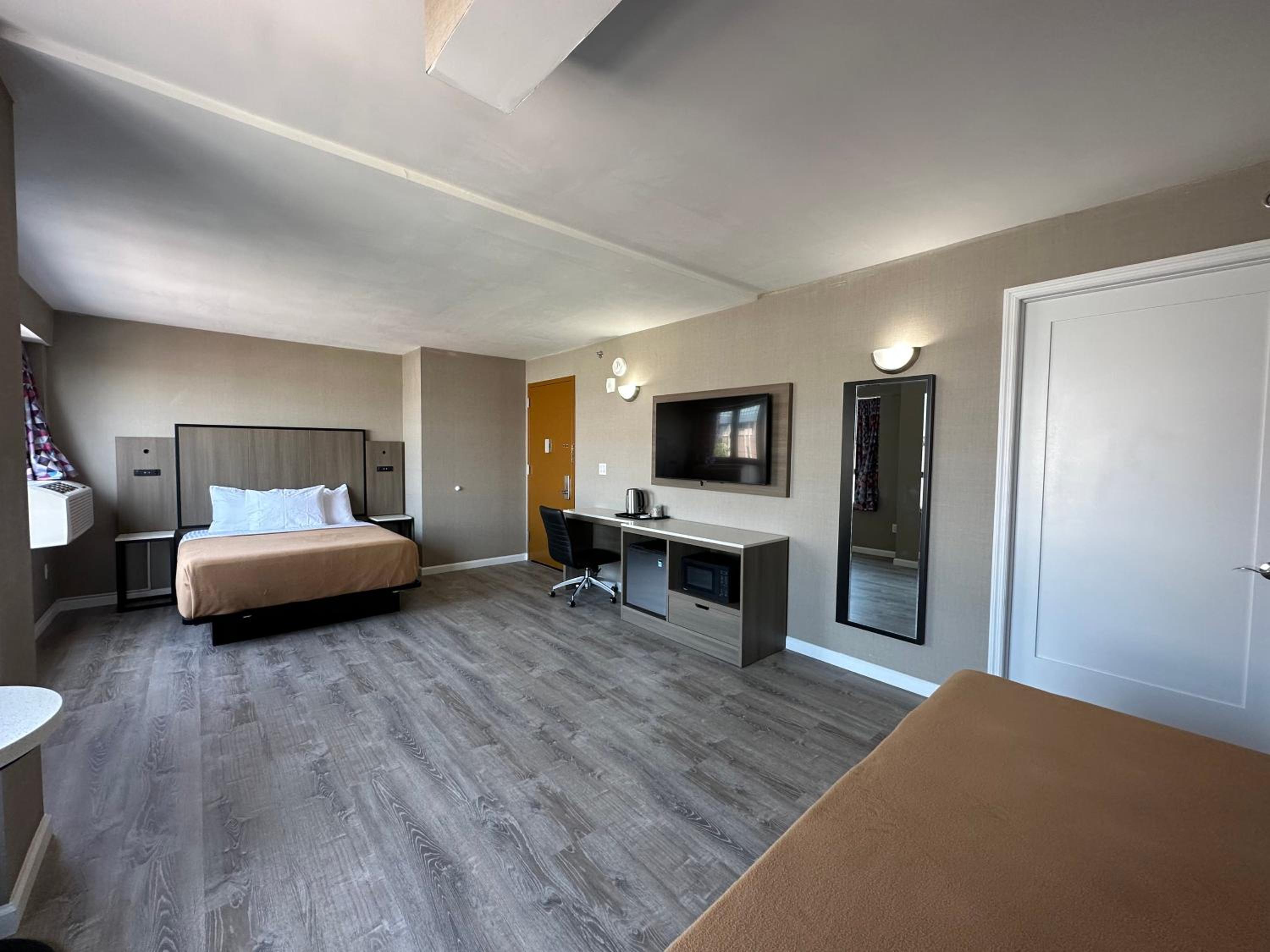Deluxe Queen Suite - Photo 6