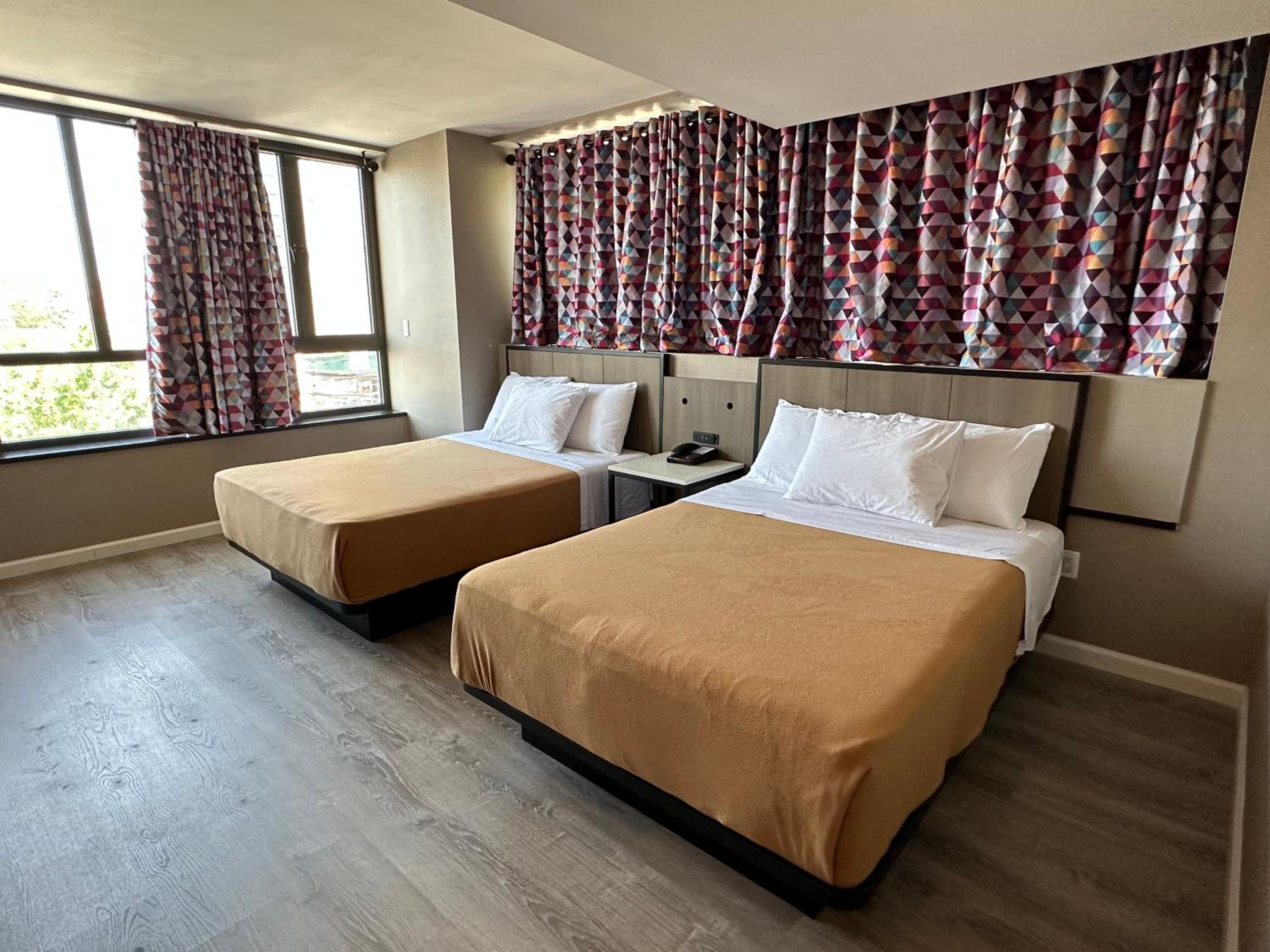 Deluxe Queen Suite - Photo 1