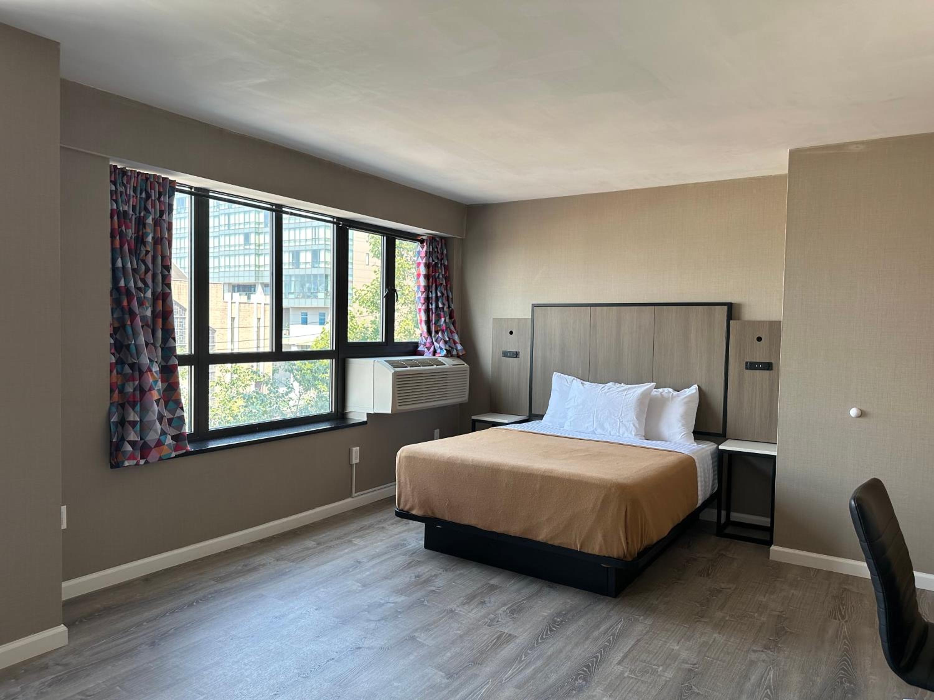 Deluxe Queen Suite - Photo 9