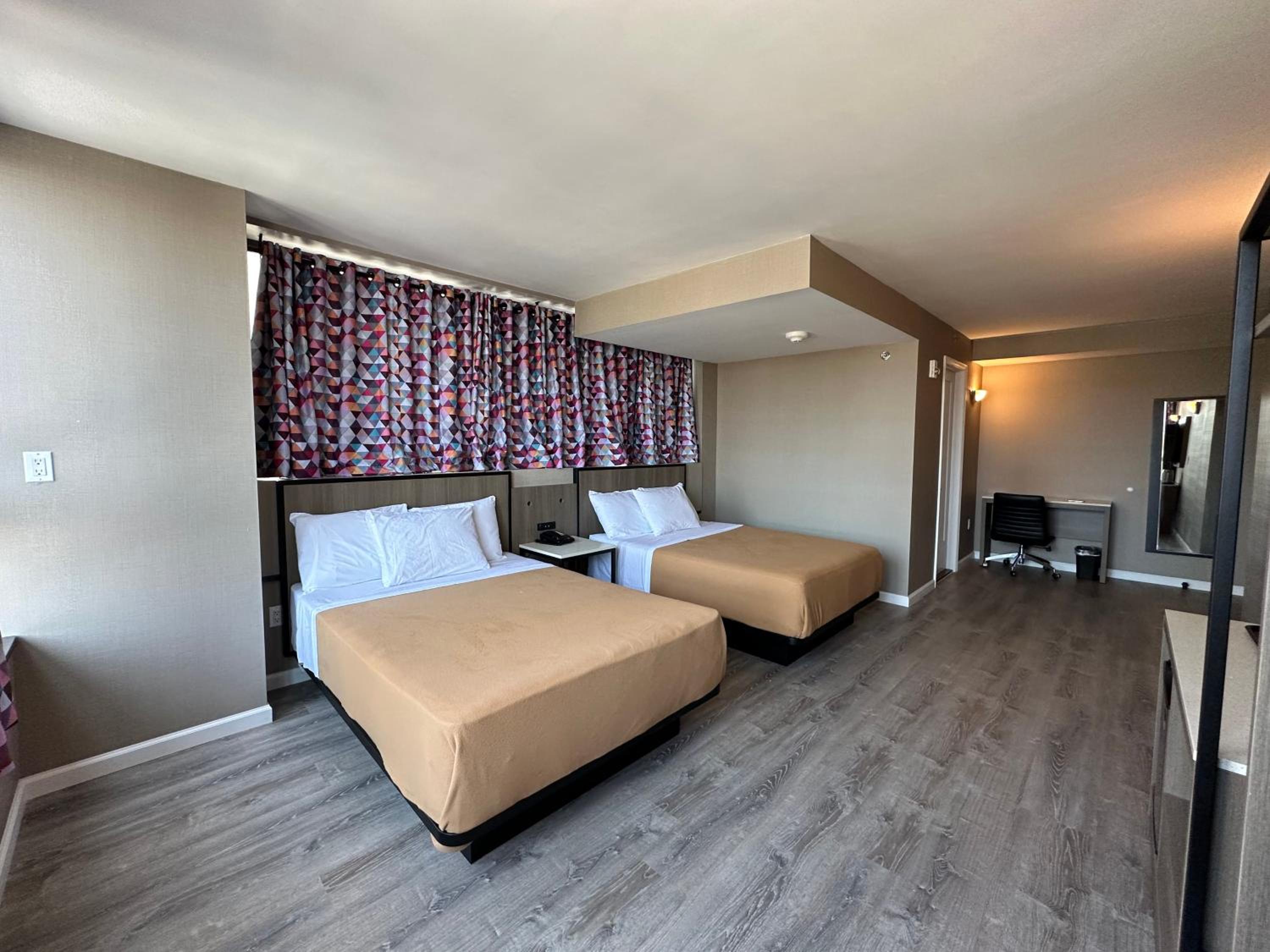 Deluxe Queen Suite - Photo 12