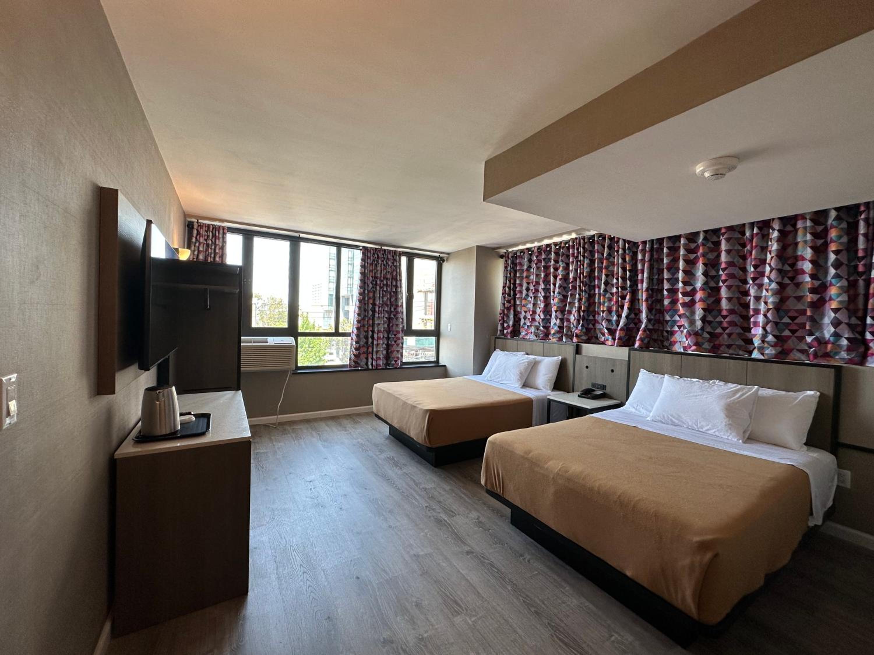 Deluxe Queen Suite - Photo 13
