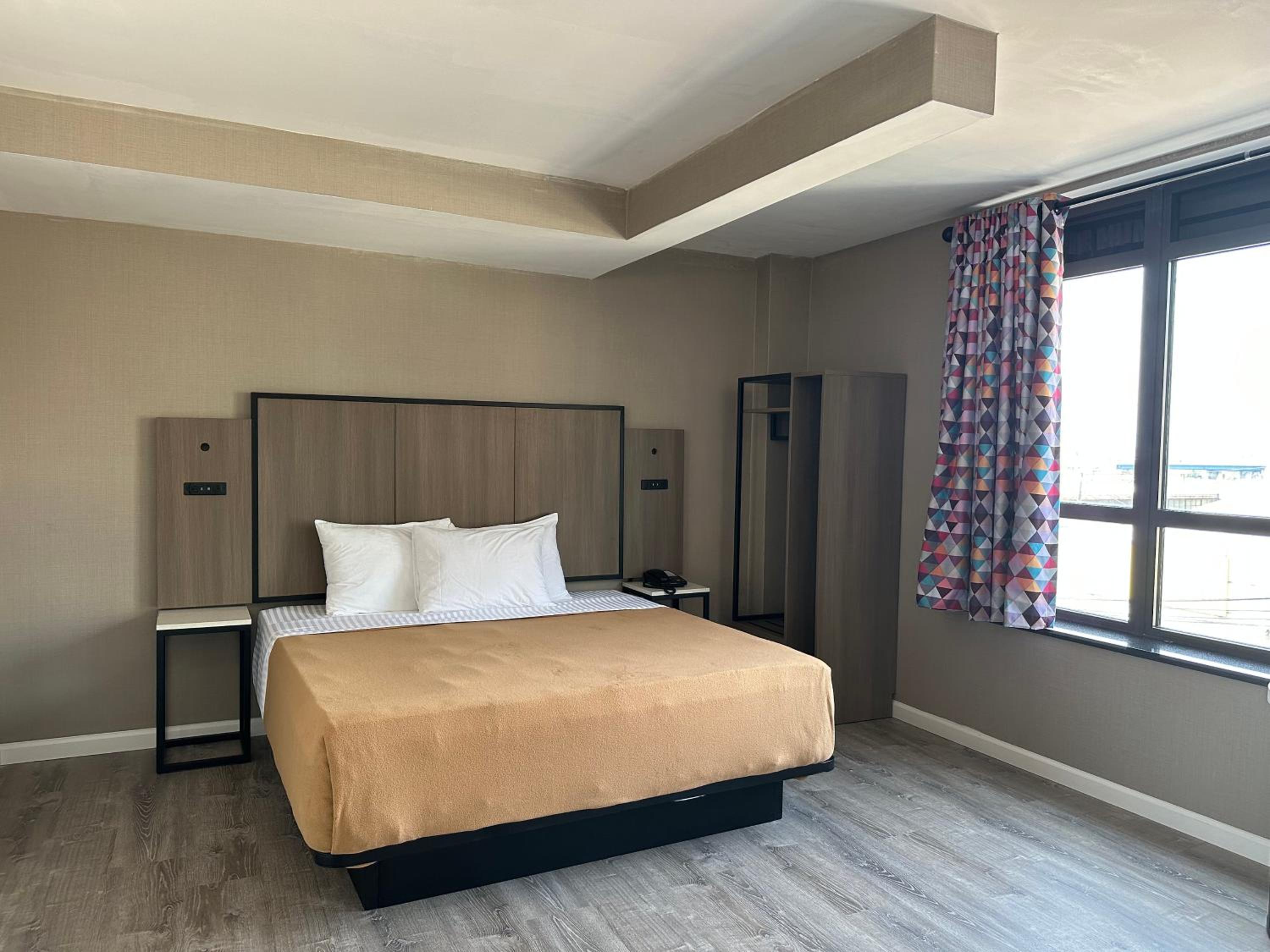 Deluxe Queen Suite - Photo 10
