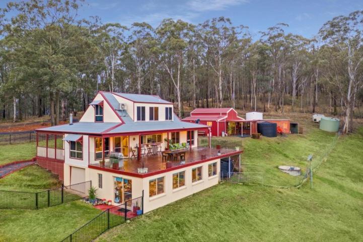 Six-Bedroom House photo 2