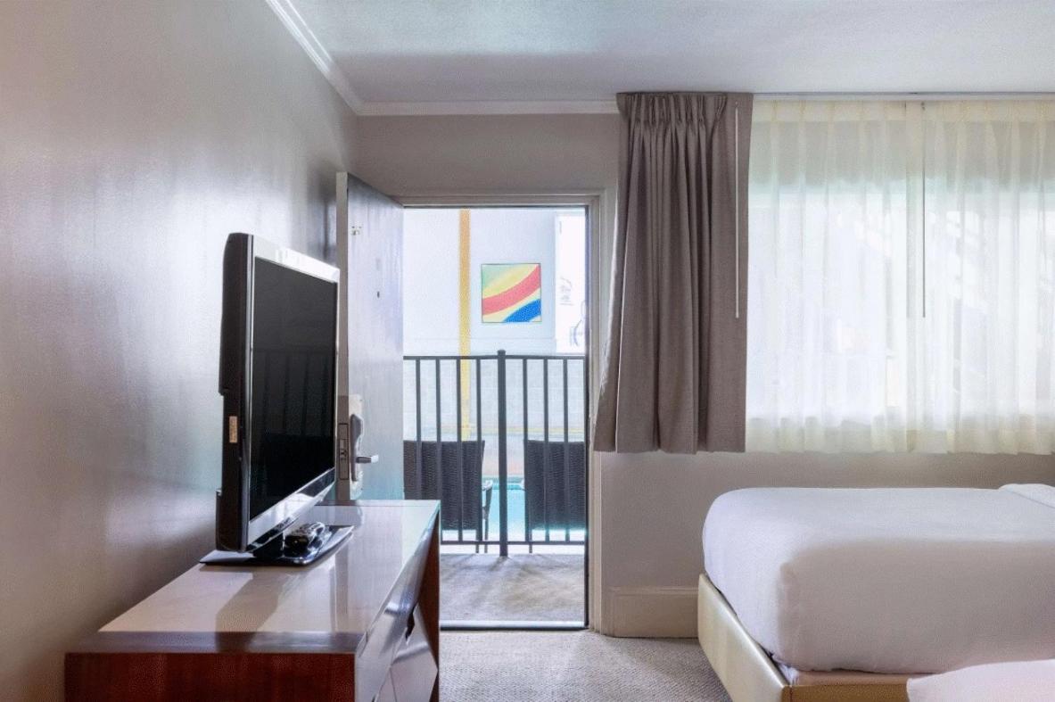 Double Room with Pool View photo 3