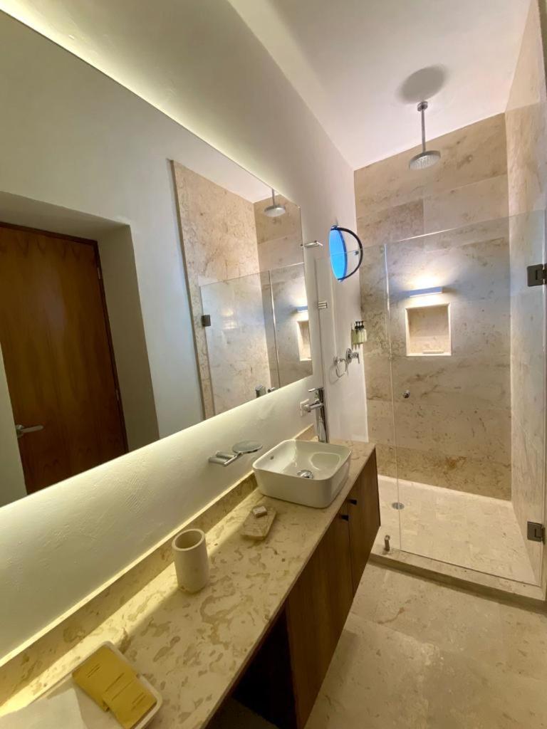 Deluxe Family Suite - Photo 10