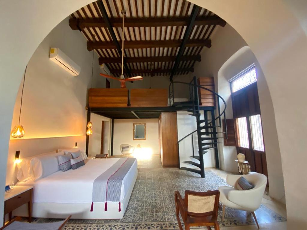 Deluxe Family Suite - Photo 9