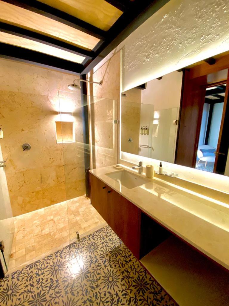 Deluxe Family Suite - Photo 18
