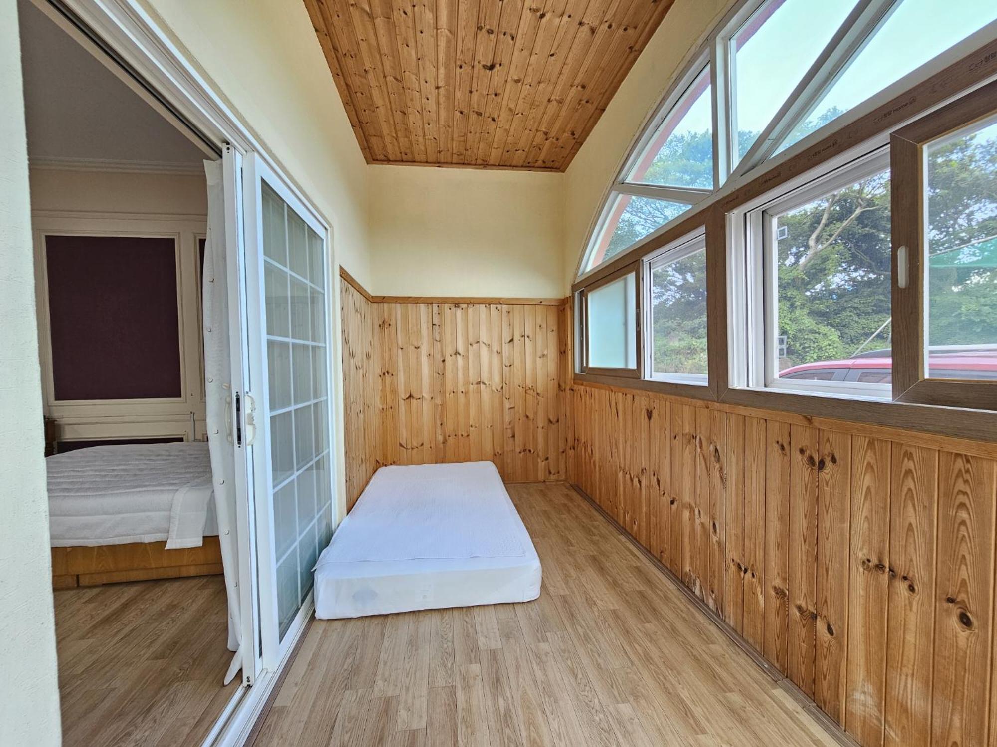 Standard Family Room - Photo 5