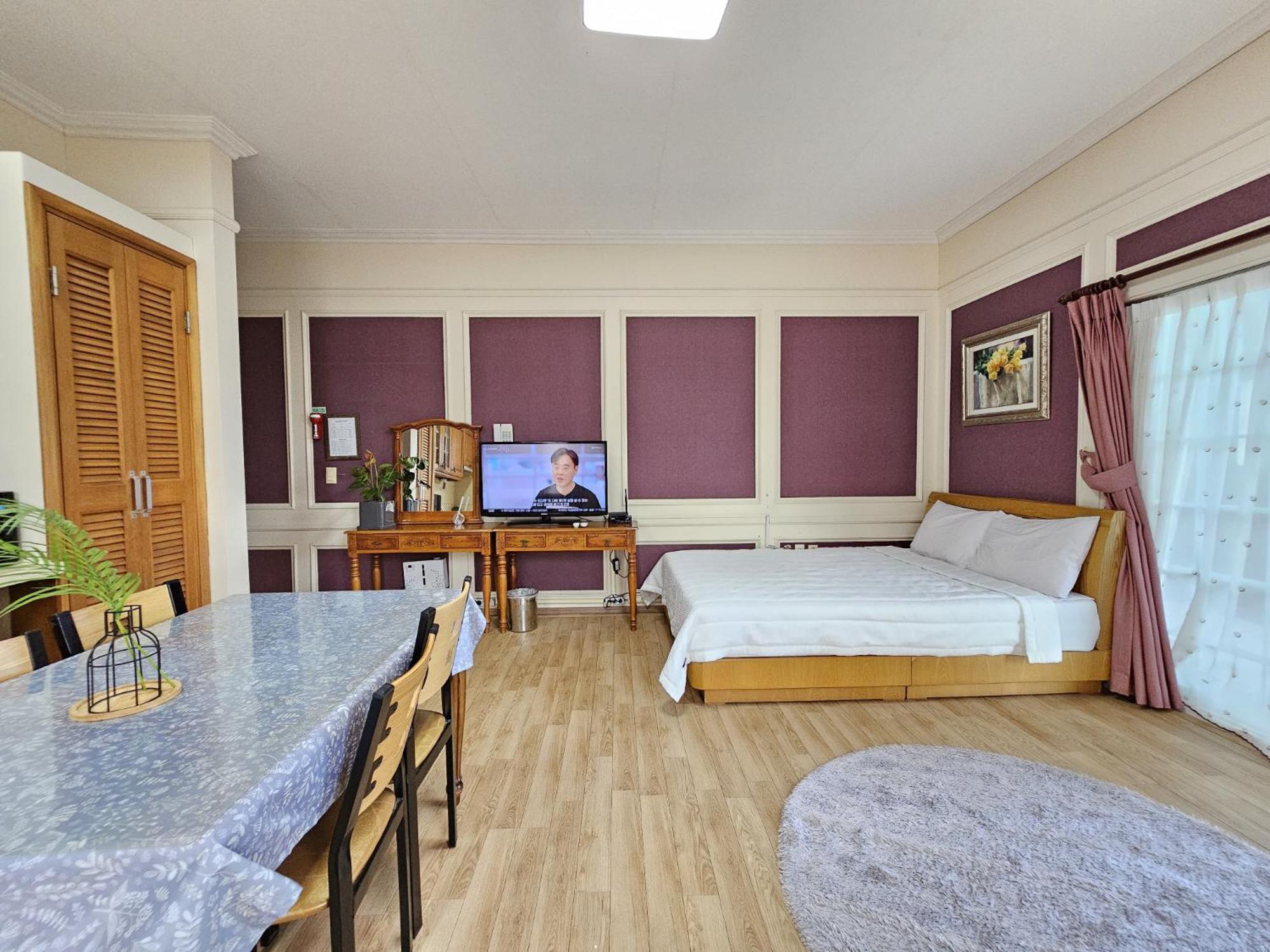 Standard Family Room - Photo 4