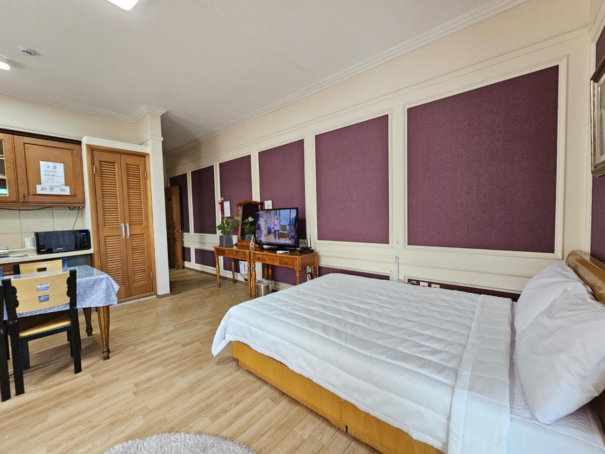 Standard Family Room - Photo 11