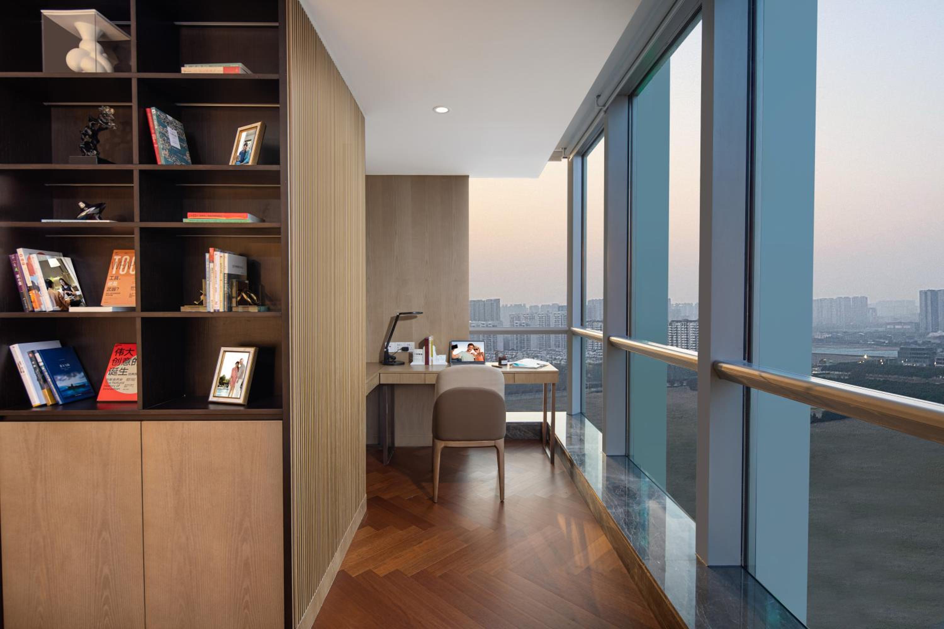 Executive Suite - Photo 10
