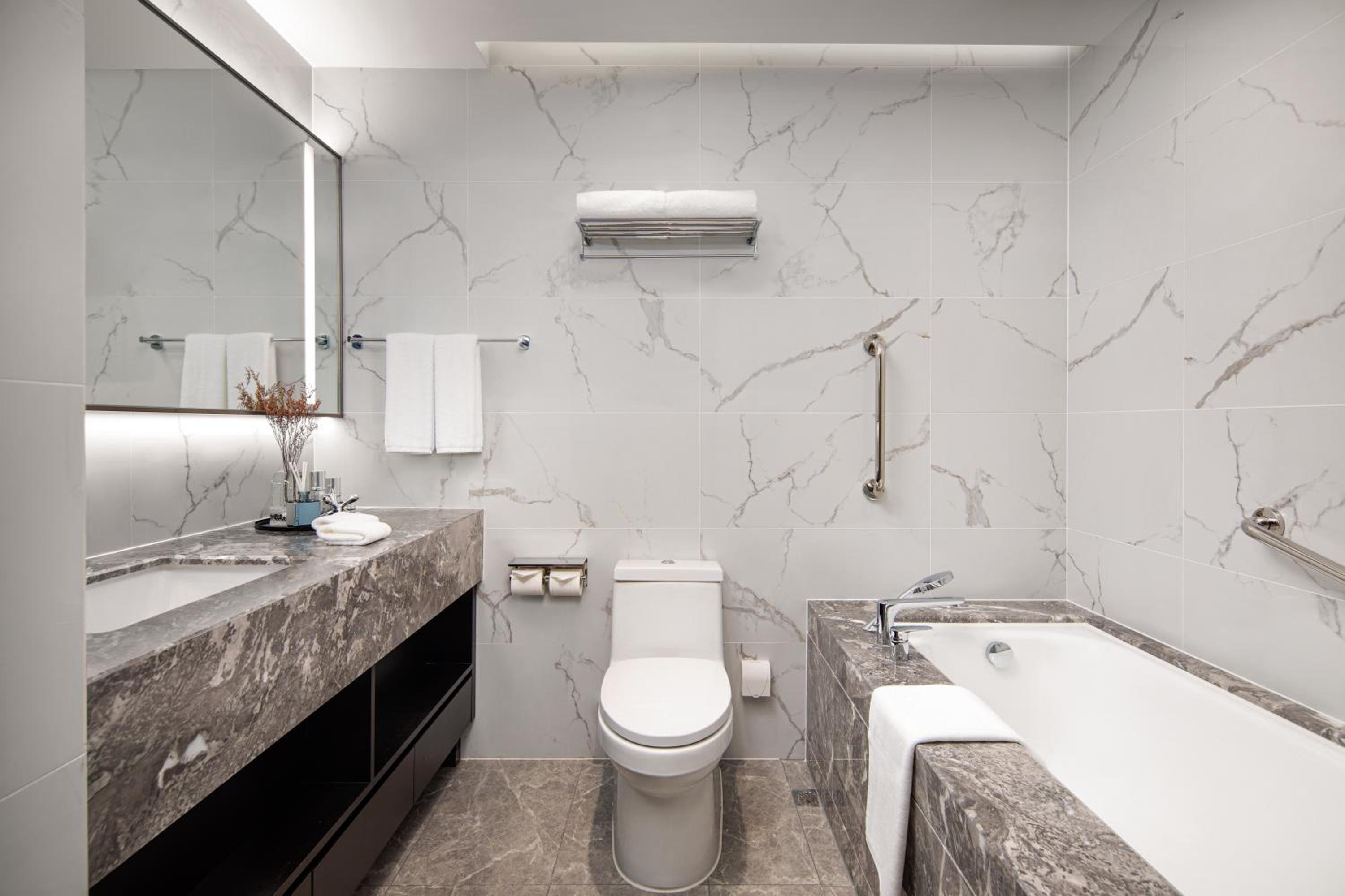 Executive Suite - Photo 5