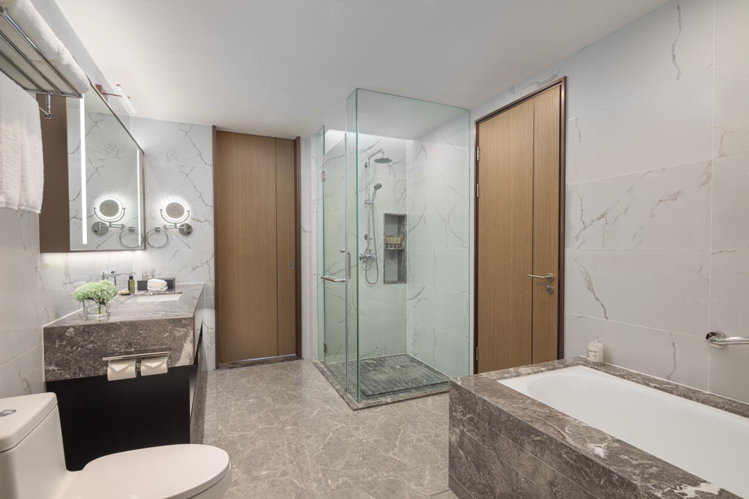Executive Suite - Photo 8