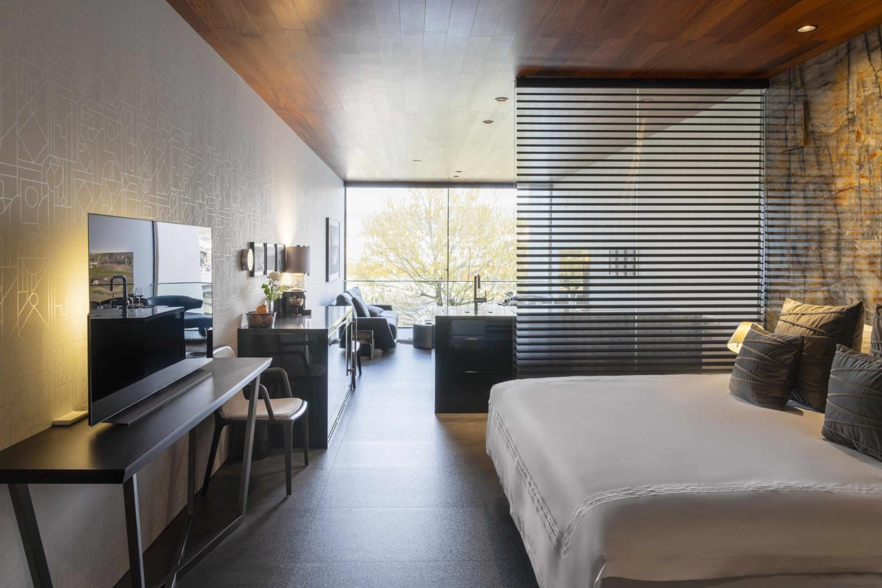 Suite with River View - Photo 10