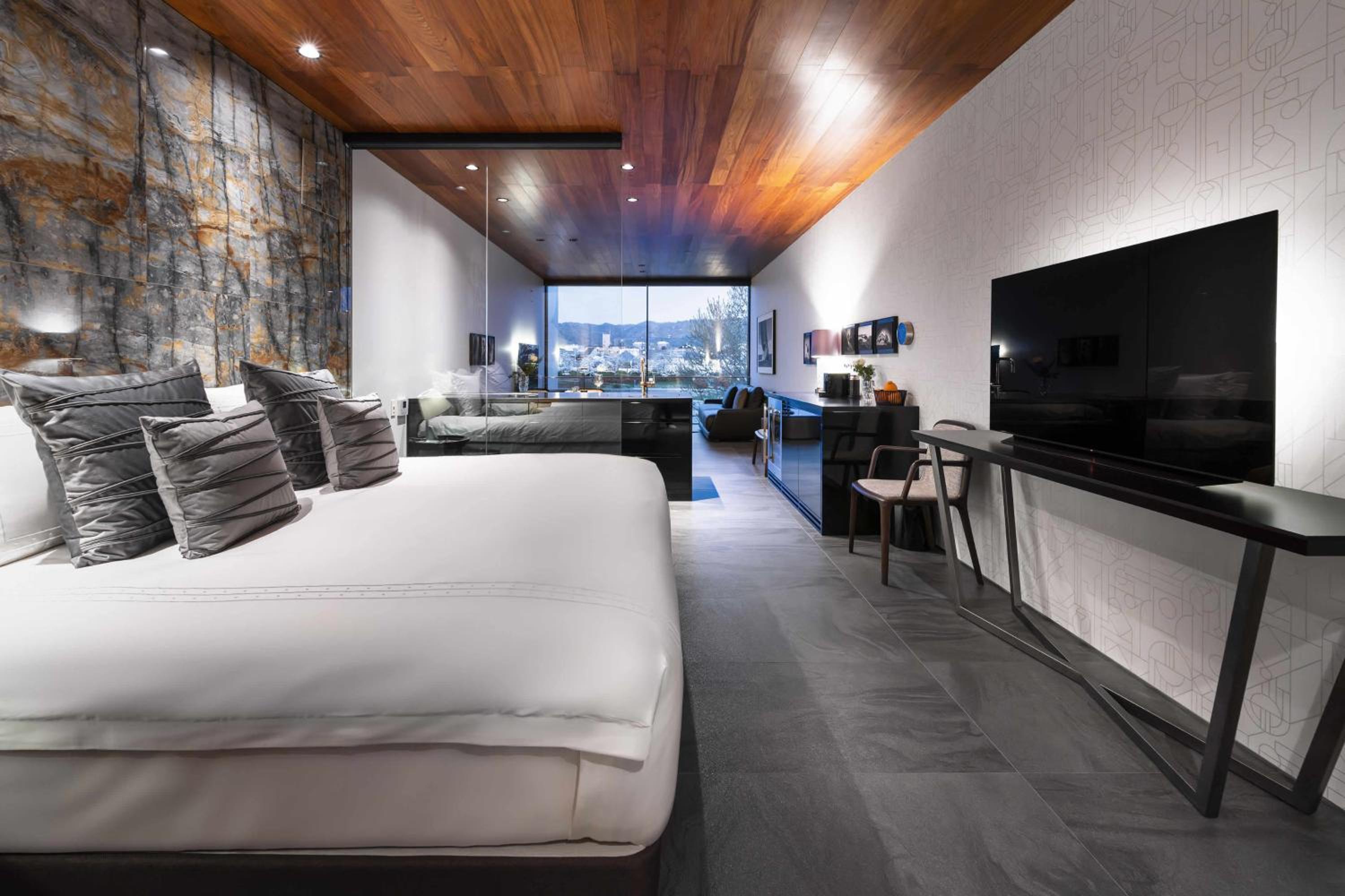 Suite with River View - Photo 8