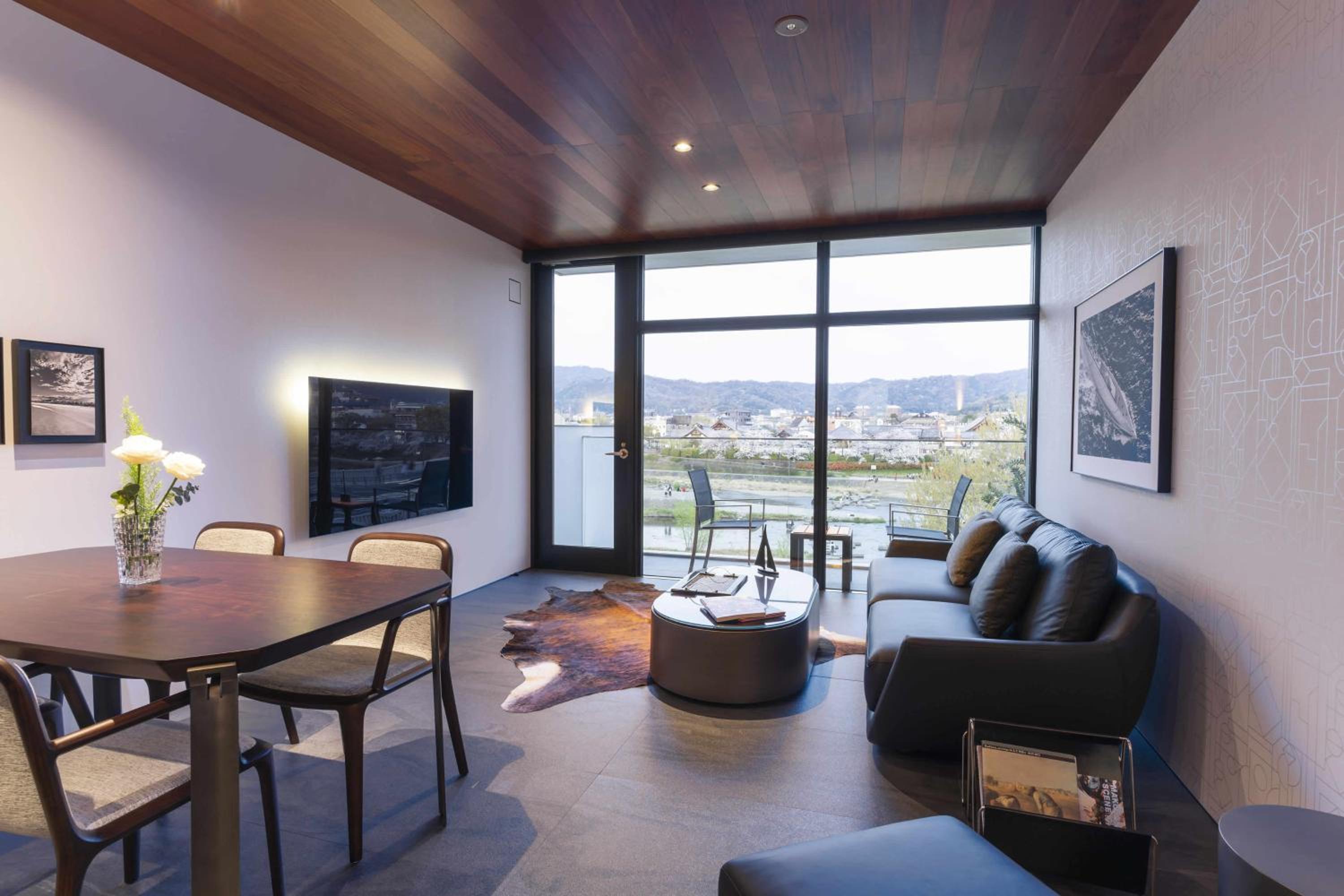 Suite with Mountain View - Photo 9