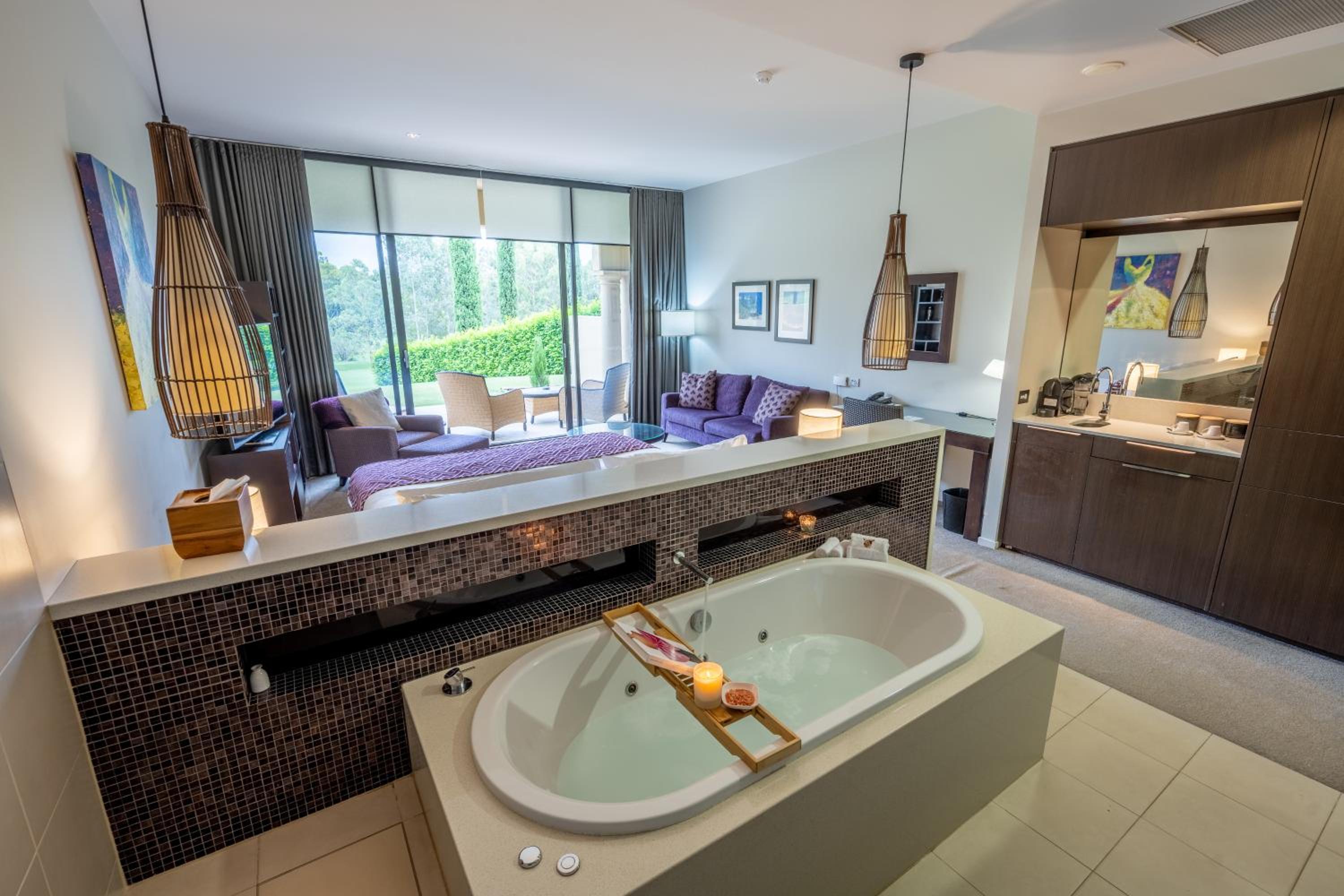 Spa Suite with Golf View, Free Parking and WIFI - Photo 4
