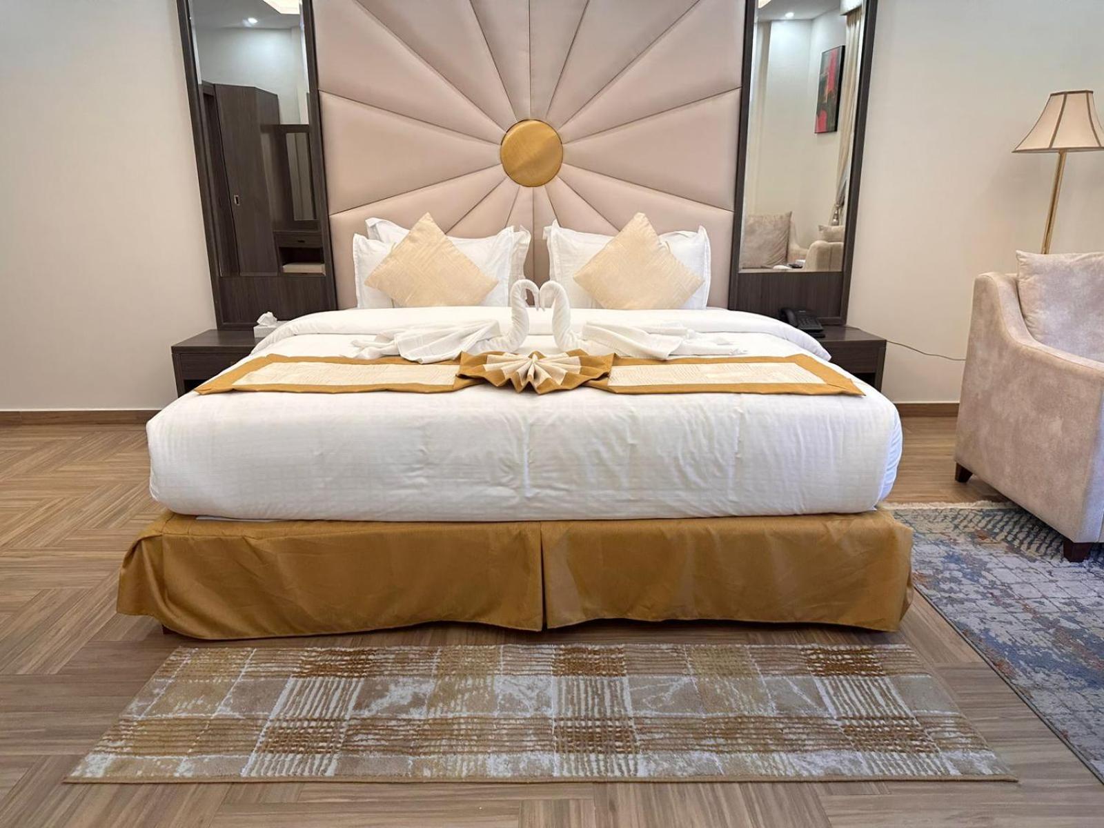 Queen Suite with Spa Bath photo 1