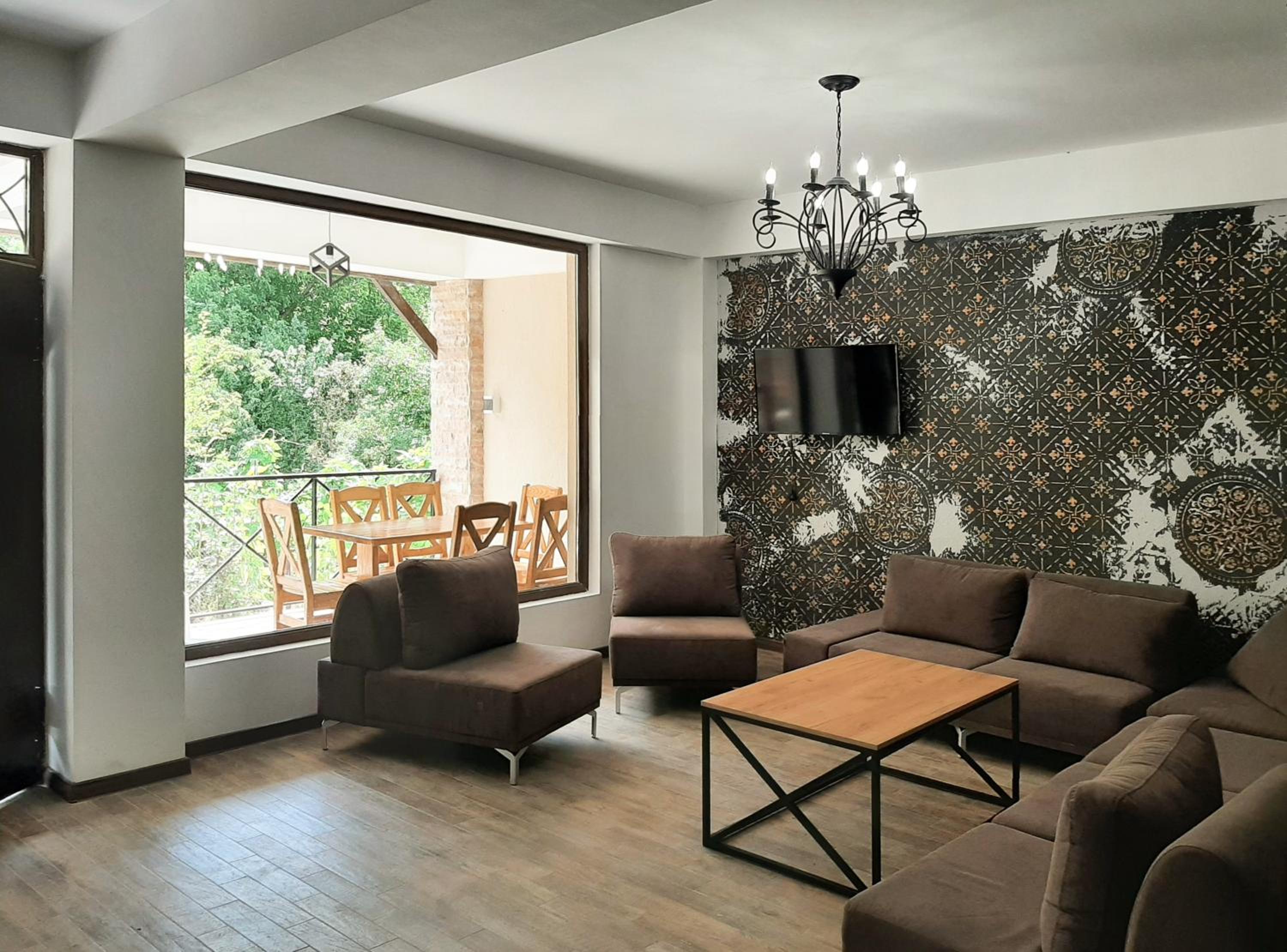 Five-Bedroom House photo 1