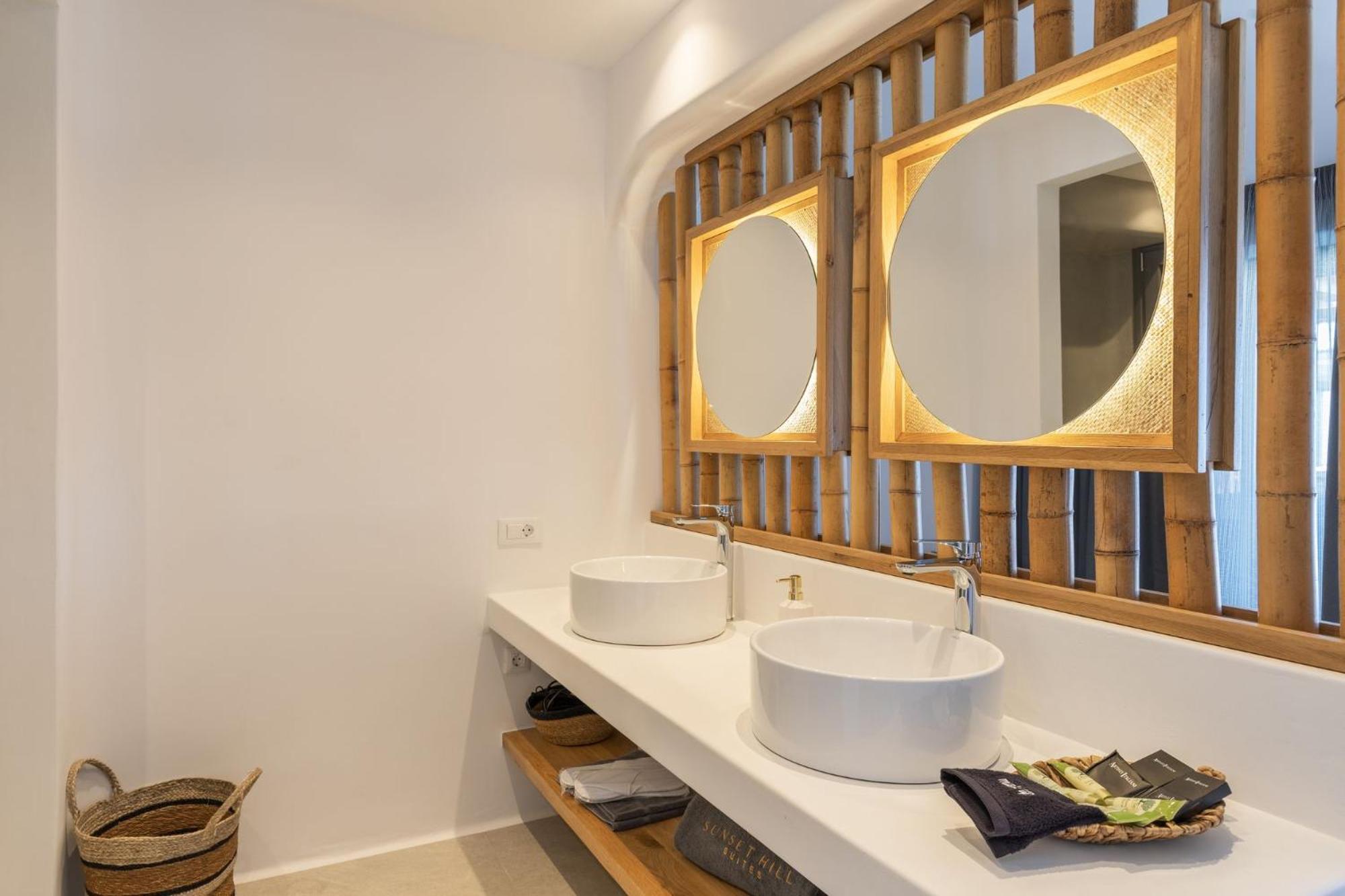 Executive Suite with Sea and Pool View and Hot Tub - Photo 32