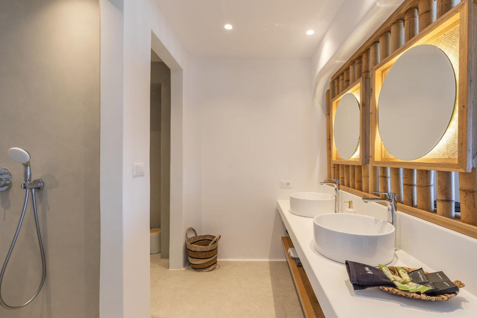 Executive Suite with Sea and Pool View and Hot Tub - Photo 31