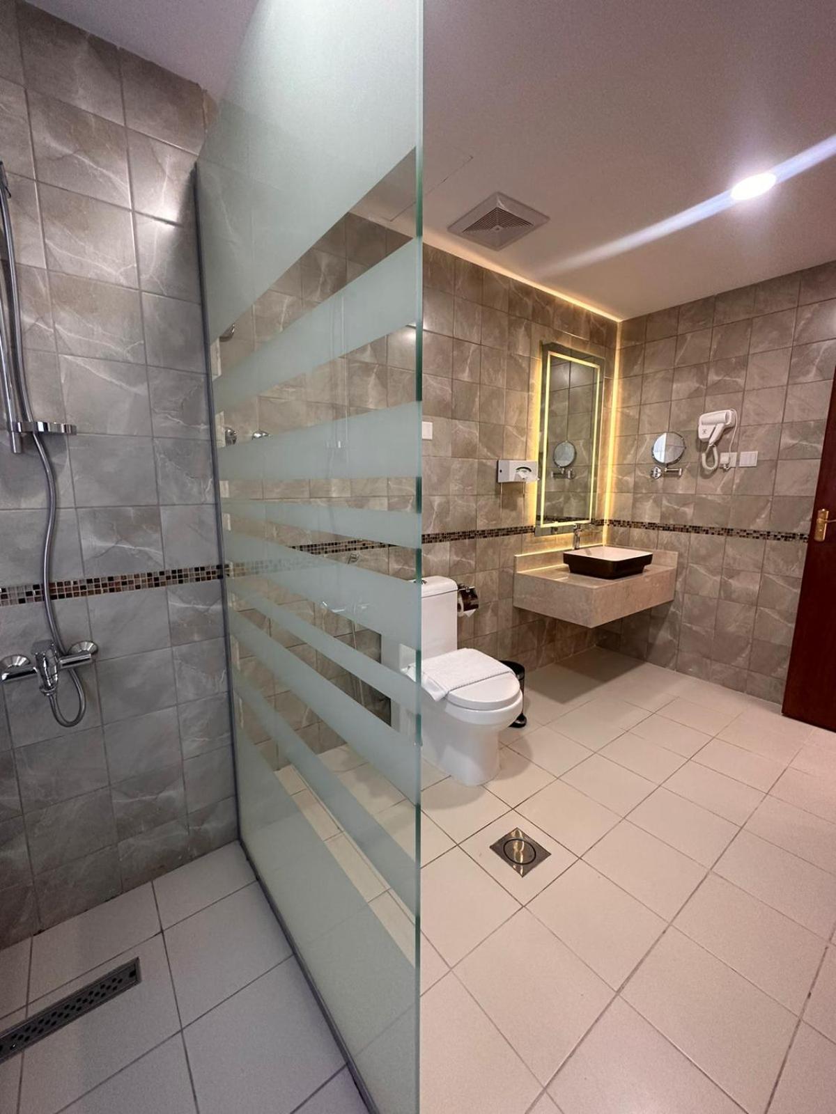 Queen Suite with Spa Bath photo 2