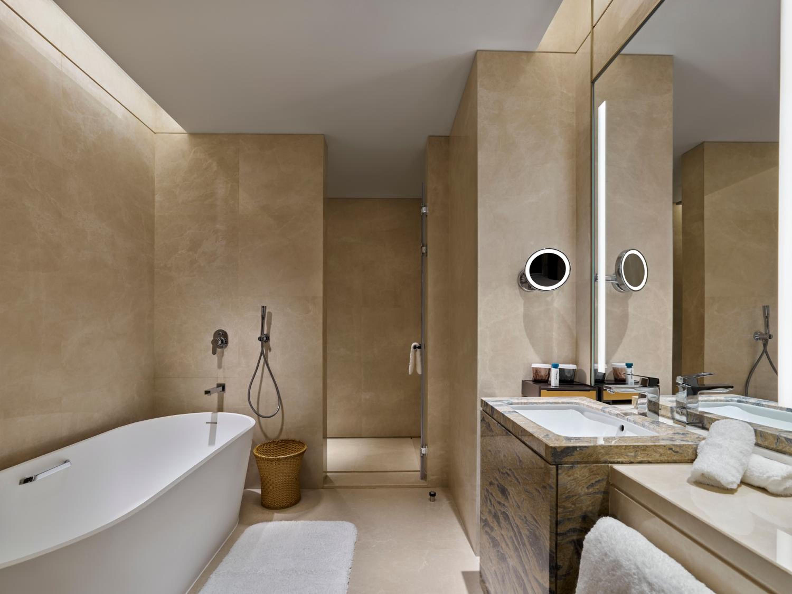 Deluxe King Suite - Photo 3