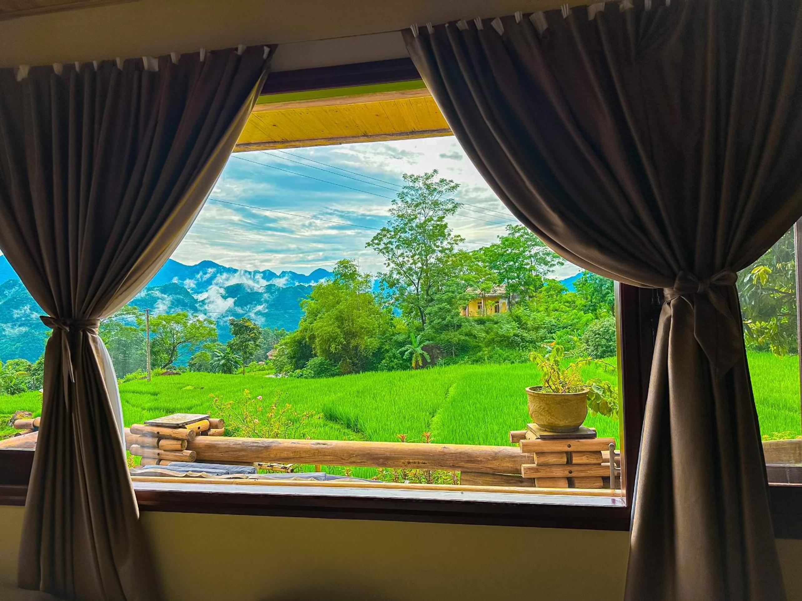 Big Family Room with Balcony and Rice Field  View photo 2
