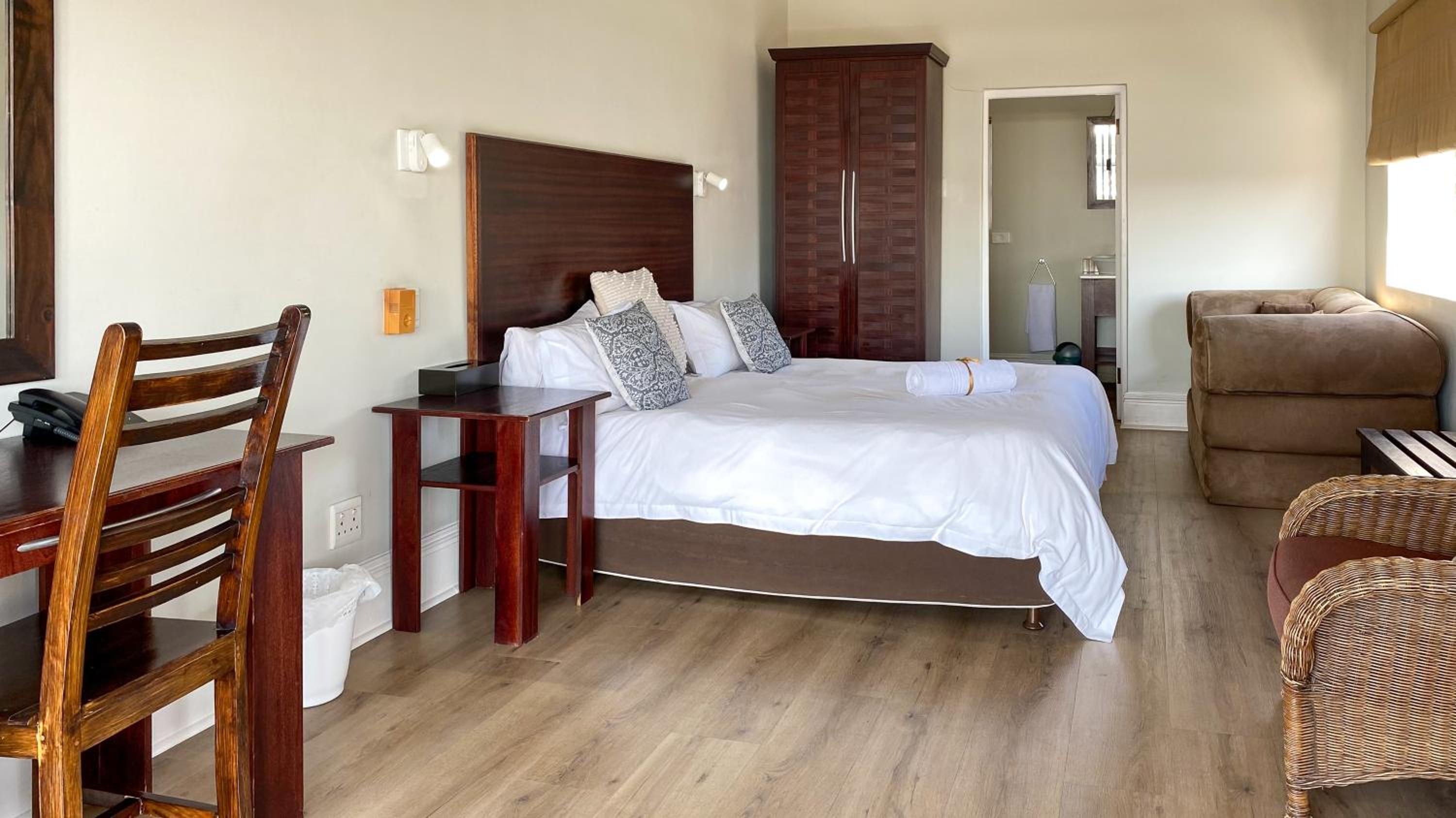 King Room with Sofa Bed - Photo 3