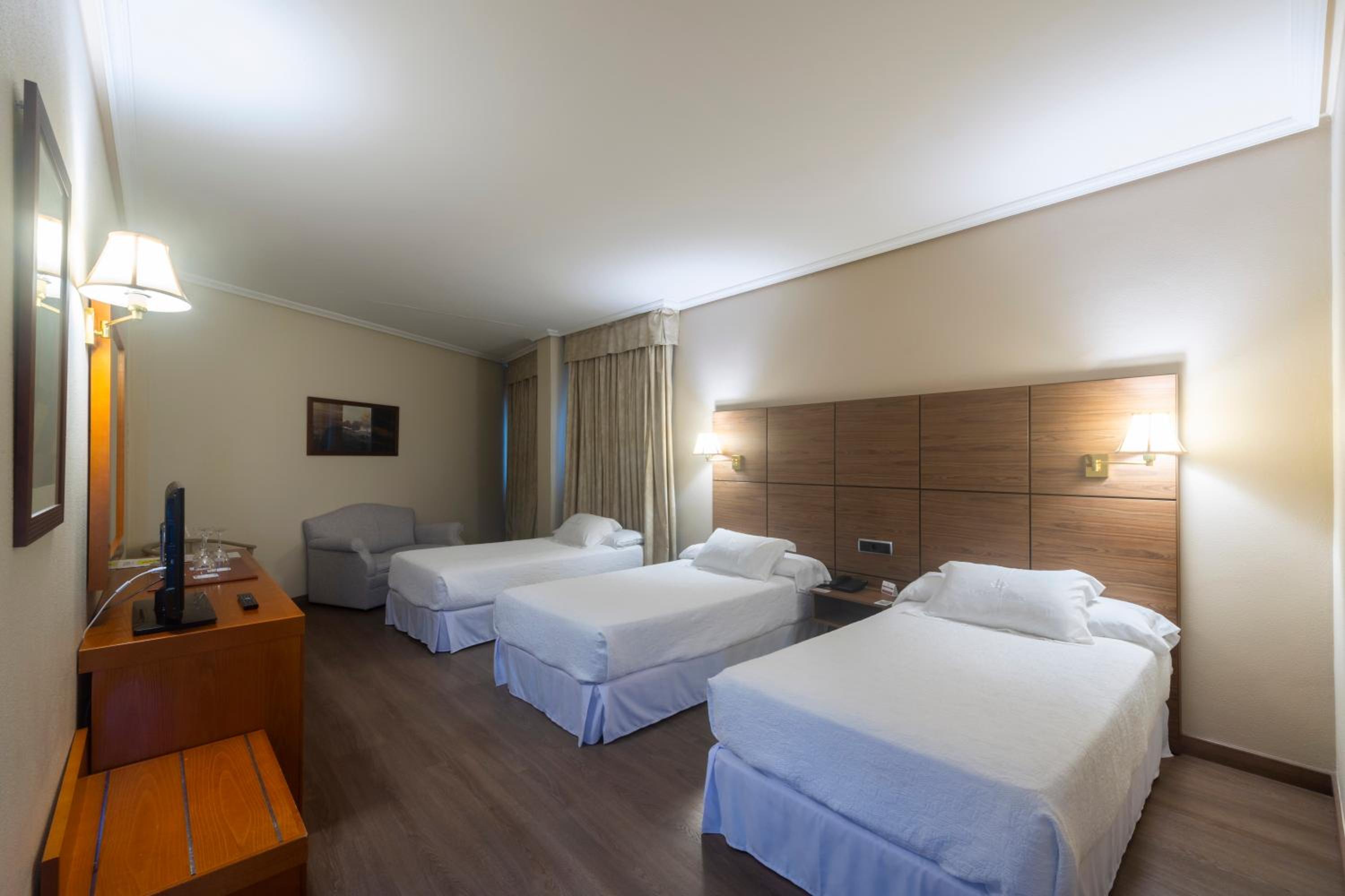 Double Room with Extra Bed (2 Adults + 1 Child) - Photo 4