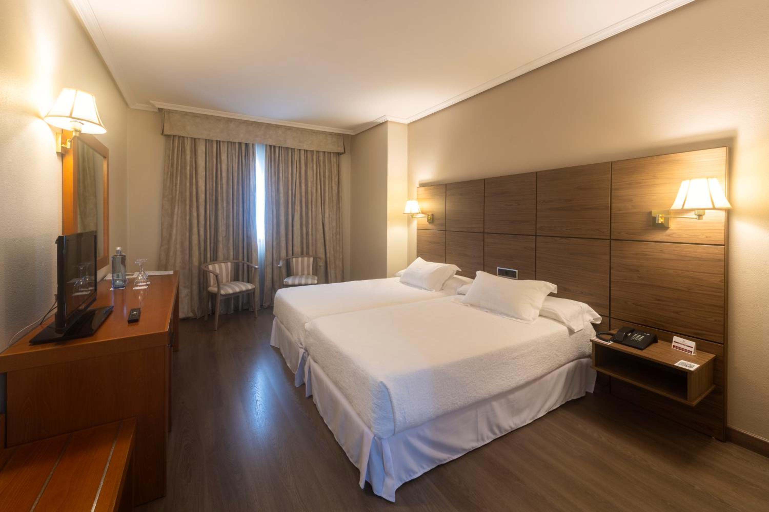 Double or Twin Room - Photo 4