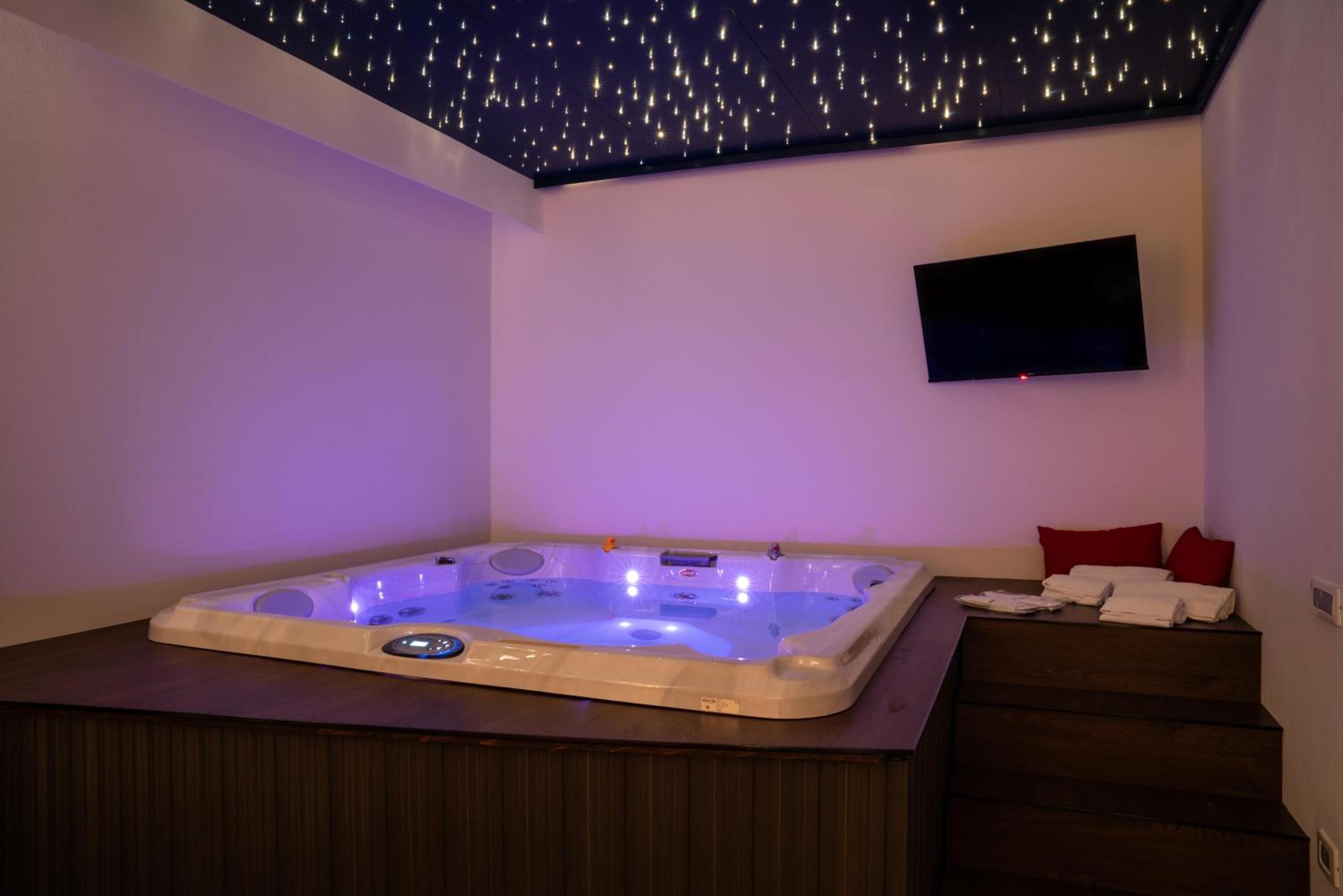 Suite with Spa Bath photo 3