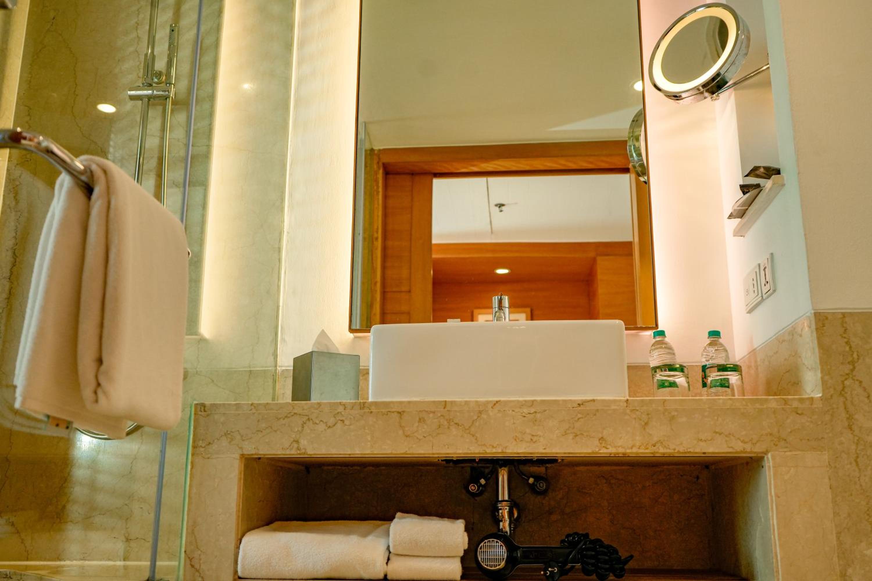King Guest Room - Photo 14