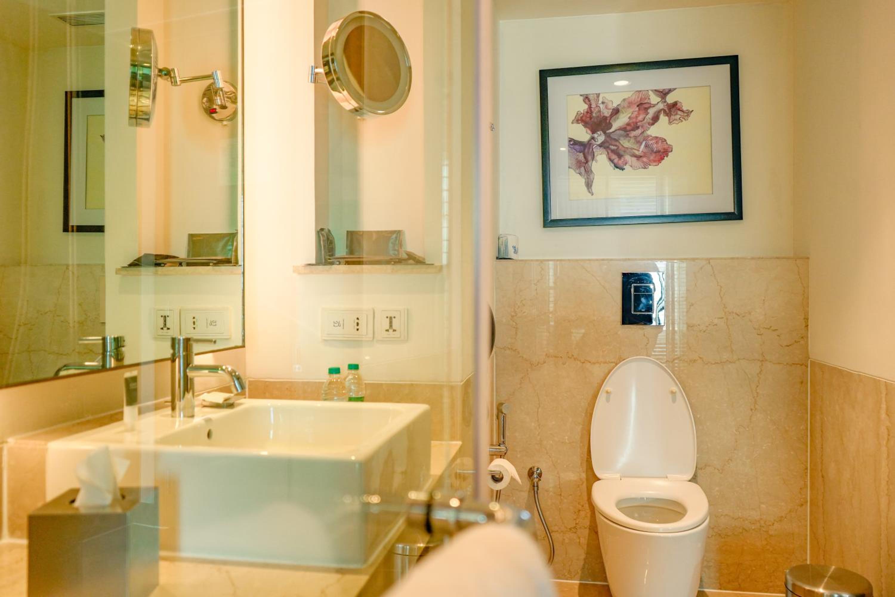 King Guest Room - Photo 15