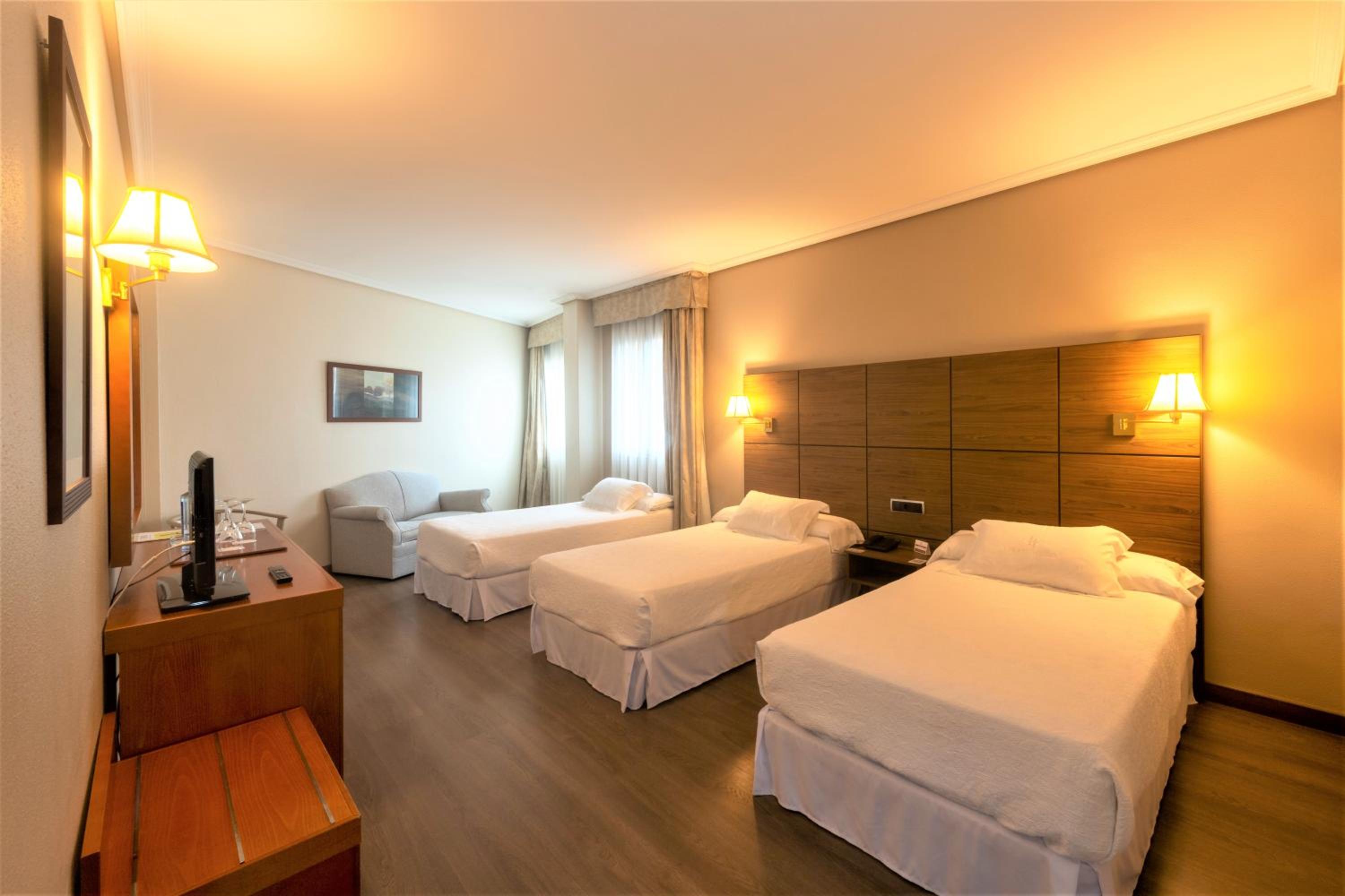 Double Room with Extra Bed (2 Adults + 1 Child) - Photo 2