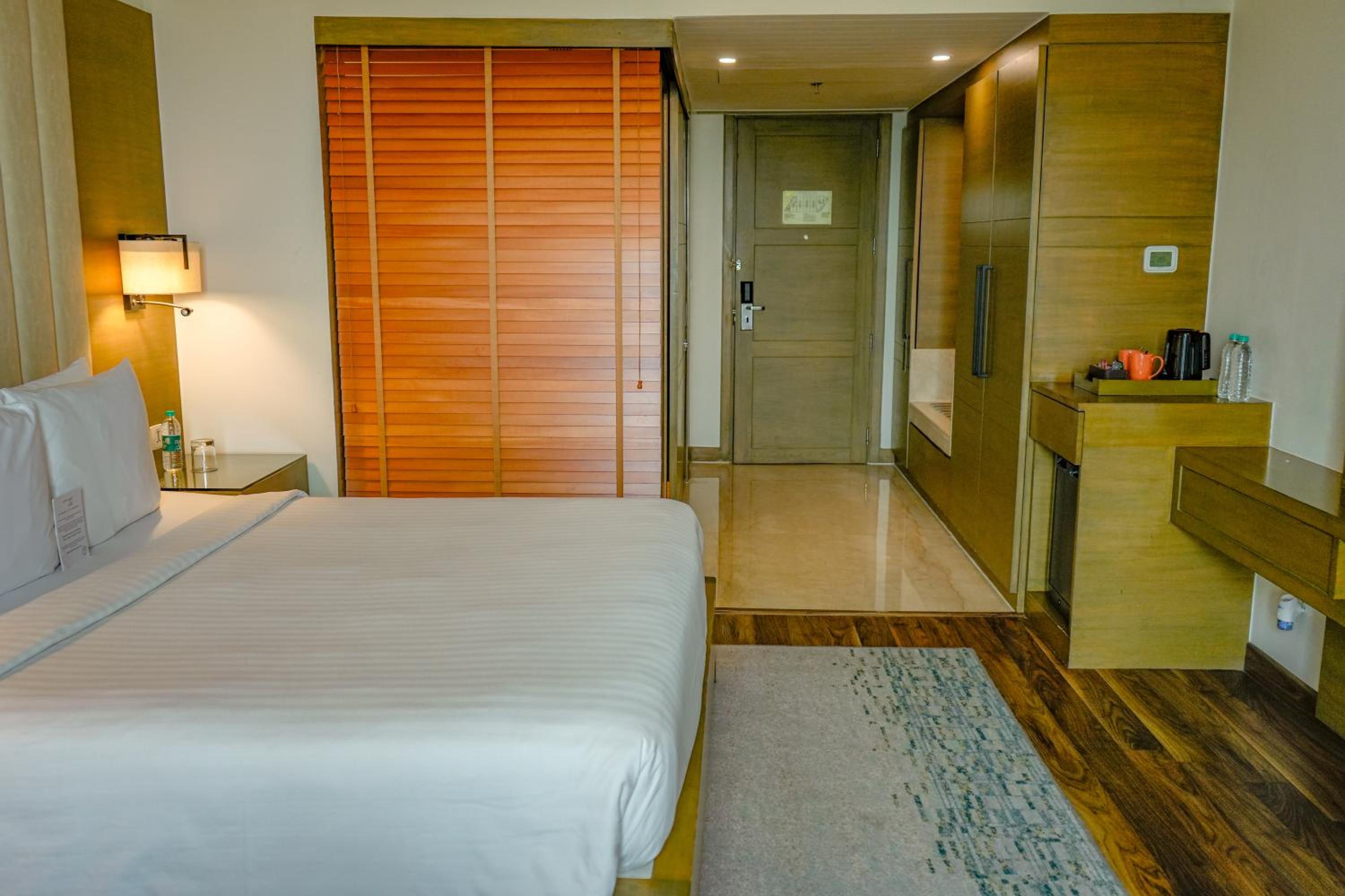 King Guest Room High Floor with lounge access - Photo 10