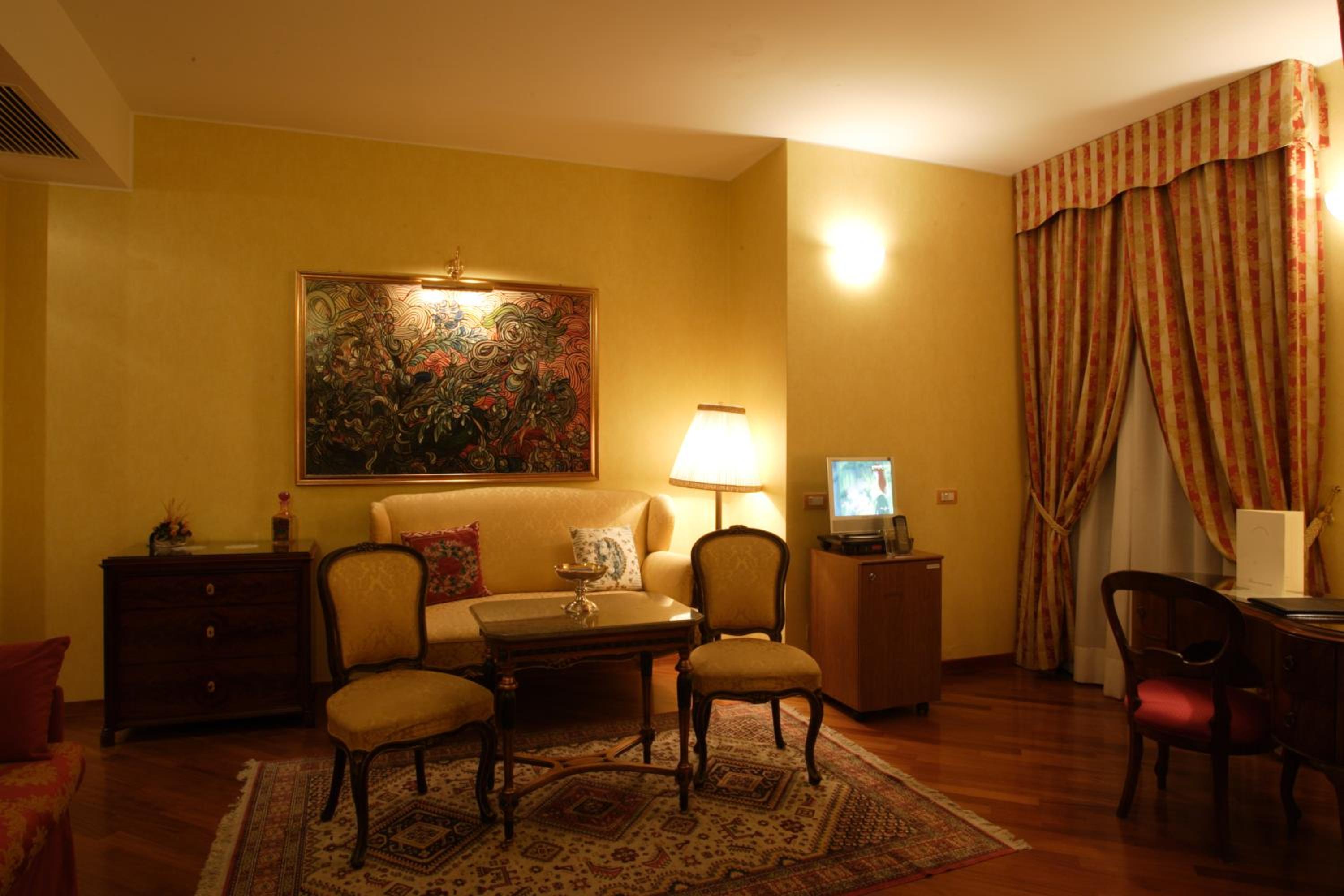 Deluxe Suite with Spa Bath photo 1