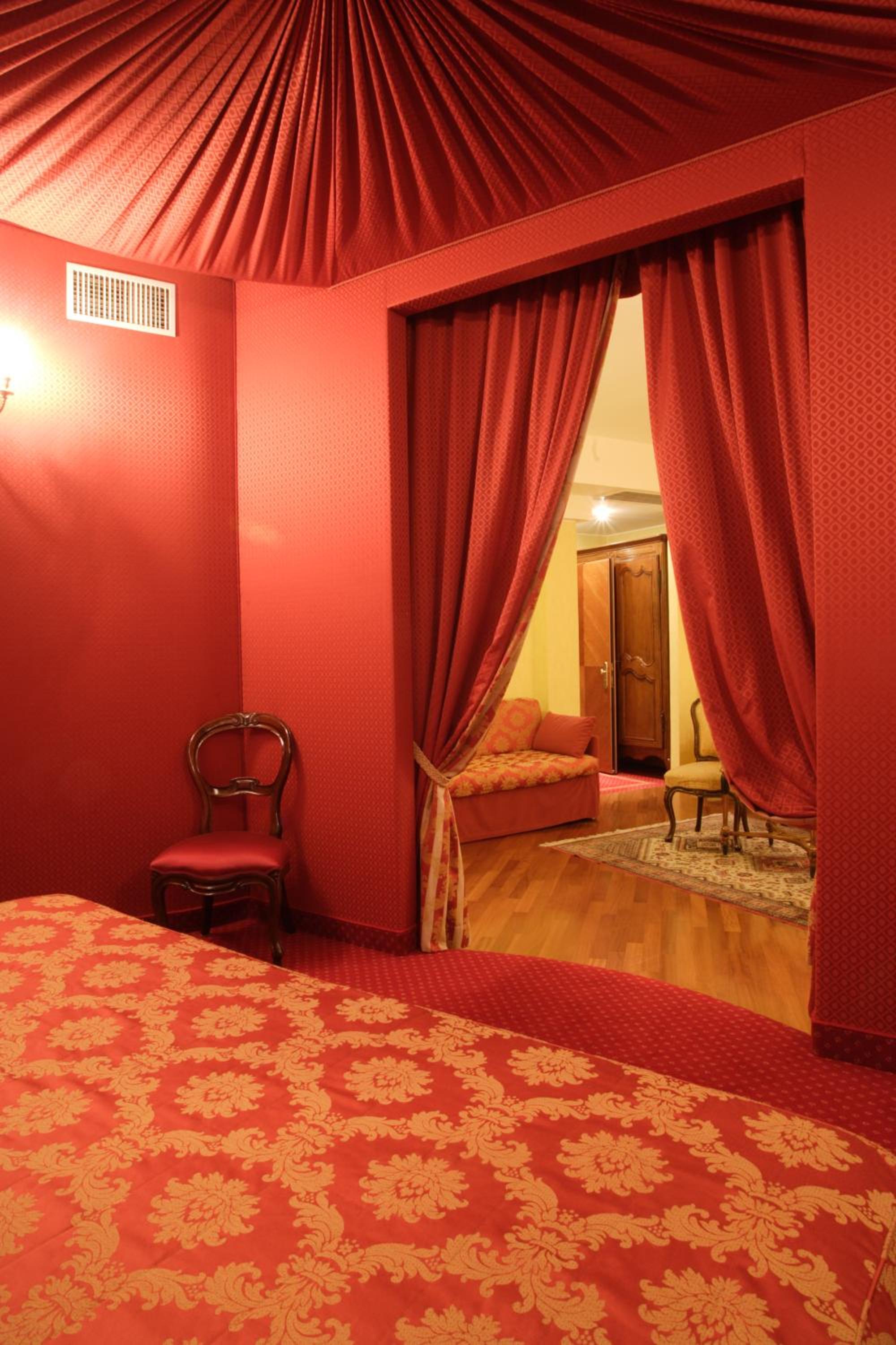 Deluxe Suite with Spa Bath photo 3