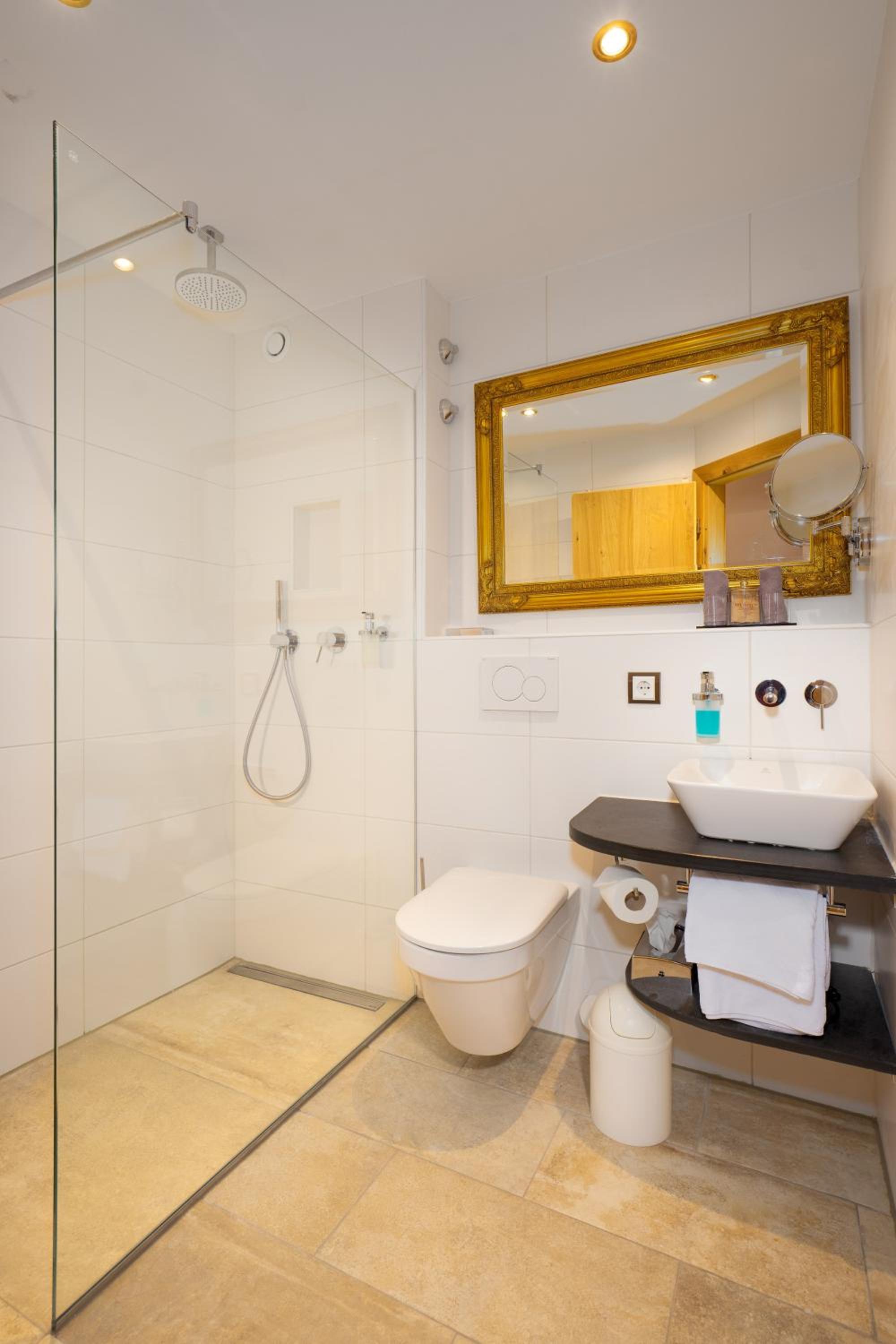 Deluxe Double Room with Shower photo 2