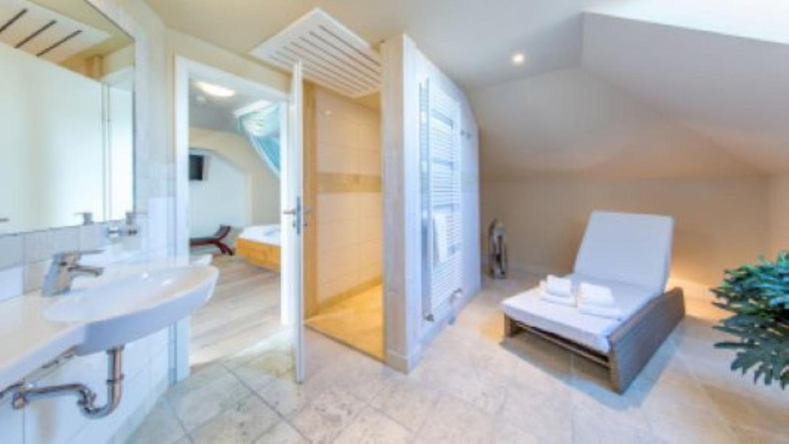 Duplex Suite - Photo 4