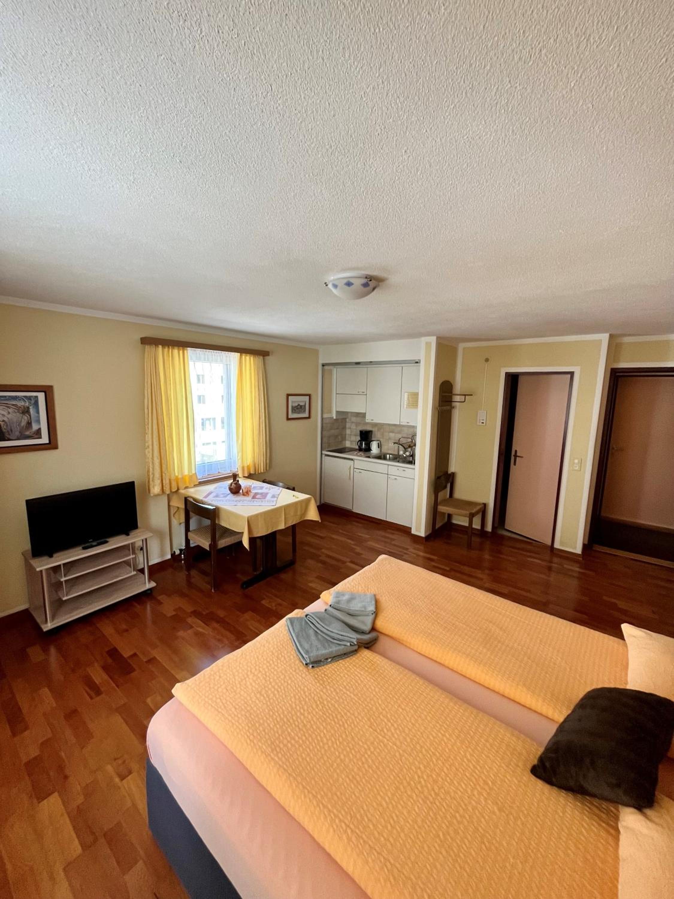 Double Room with Private Bathroom photo 2