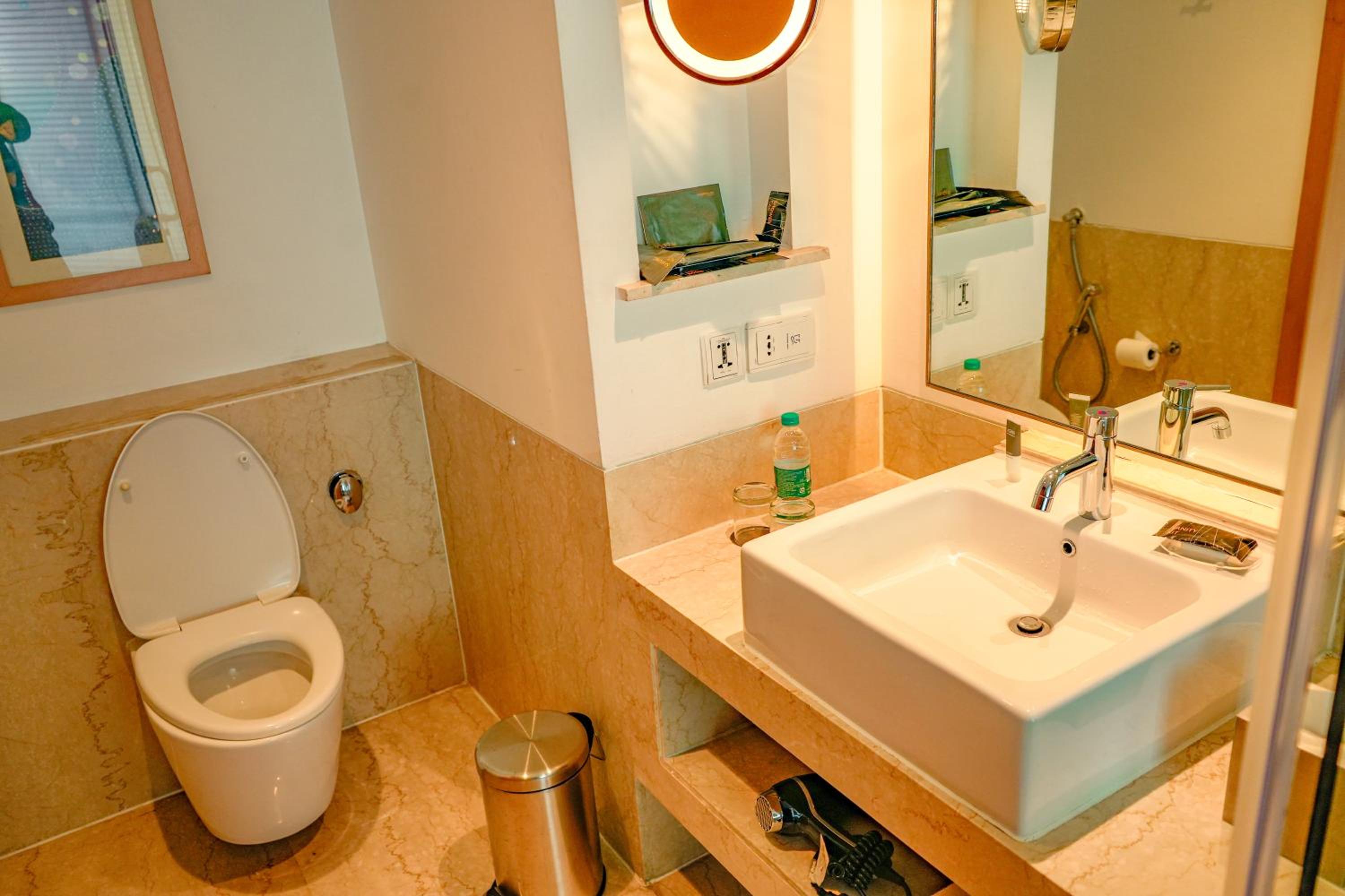 King Guest Room - Photo 9