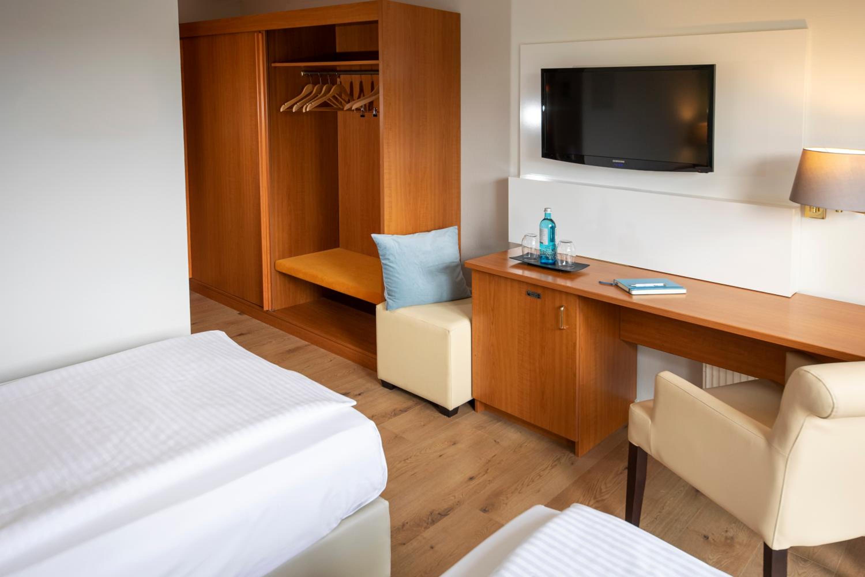 Economy Twin Room photo 3