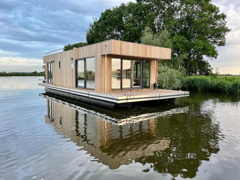 House Boat photo 2